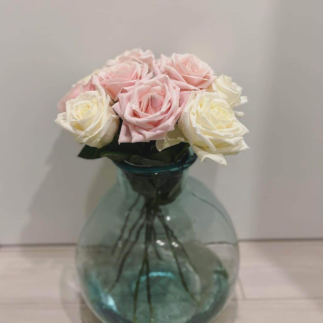 天木じゅんさんのインスタグラム写真 - (天木じゅんInstagram)「new♡ @amaki_flower  . . 花瓶沢山あるのに全部 ドライフラワーを入れてたから 新しい子を迎えました。 リサイクルガラスで出来た 綺麗な水色の花瓶。 この色がめっちゃ好きなの  . . #天木フラワー #rose」1月30日 19時56分 - jun.amaki