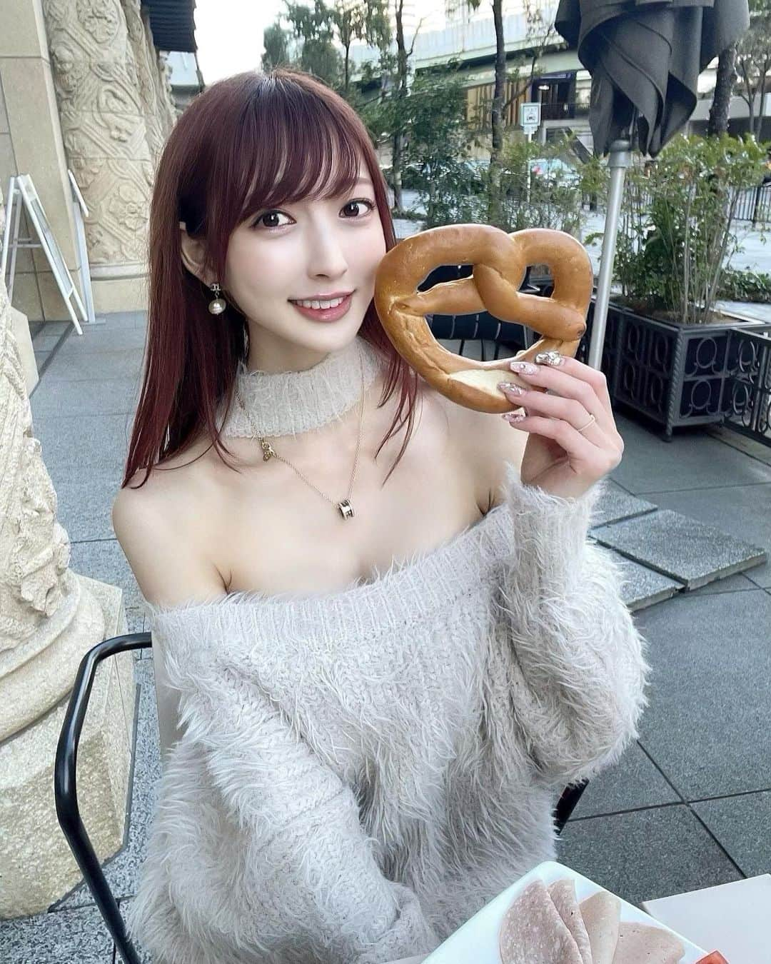 森田由乃のインスタグラム：「_ おプレッツェル🥺🥨☃️ . 大阪のいきたかったとこ🥺🍽 . . 新幹線であわあわヘアメしたら なんかいつもと違くなった…( ´･֊･` )🌀 . . @une_fleur_nana  さんにまつパと眉毛のメンテしてもらって メイクが楽ちんです☺︎💄 . @une_fleur_eyelash  @une_fleur_eyebrow  . . . #dallmayr#pretzels#大阪カフェ#大阪ランチ #中之島カフェ#中之島ランチ#カフェ巡り#プレッツェル #osakacafe#osakalunch#テラス席 #冬コーデ#白ニット#オフショル#gyda」