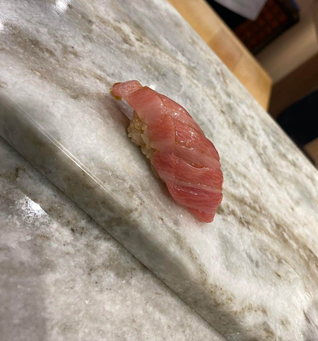 波多野結衣さんのインスタグラム写真 - (波多野結衣Instagram)「皆でお鮨食べに行ったよ🍣✨  住所非公開の会員制のお鮨屋さん🤗 青天霹靂🌈  新進気鋭はよく行くけど、青天霹靂は初めて行きました✨  とてもおいしかったです😭💓 . . #お鮨 #青天霹靂  #住所非公開 #会員制  #女子会  #神谷ぽん #佳苗るか #上原亜衣  #大槻ひびき #波多野結衣」1月30日 20時28分 - hatachan524