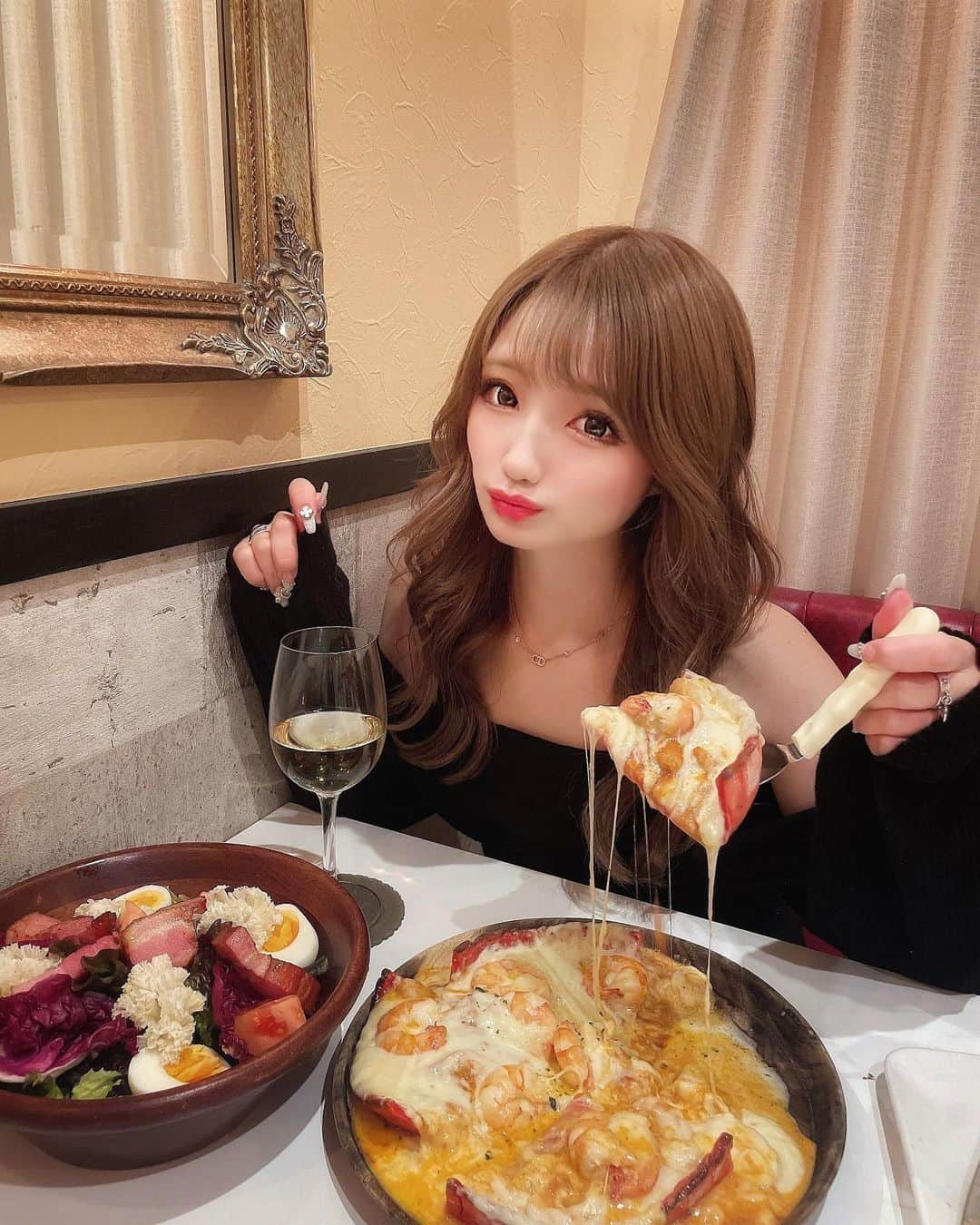 まゆぴちゅーさんのインスタグラム写真 - (まゆぴちゅーInstagram)「チーズ好き必見🧀💓！！  新宿にある『Meat&Cheese ARK2nd』に いって、この名物の“シカゴピザ”を 食べてきたよーーーっ\( ˆoˆ )/🍕💓💓  今の期間限定のシカゴピザが美味しすぎた❤️❤️❤️  海老がたっぷりのった🦐 “シュリンプシカゴピザ”！！！  溢れるチーズの大洪水がたまらんのよ🥰🥰  他にもお肉とか美味しいメニューたくさんだから ぜひとも行ってみてねー✧︎◝︎(*´꒳`*)◜︎✧︎˖！ . . ここのお店のTikTok更新したからぜひ見てね🙈 . . . #ark2nd #新宿グルメ #シカゴピザ #スフレオムレツ #新宿ランチ #新宿ディナー #チーズグルメ #チーズ好き #インスタグルメ #グルメ女子 #グルメスタグラム #インスタグルメアワード2022」1月30日 20時46分 - mayu_03pichu