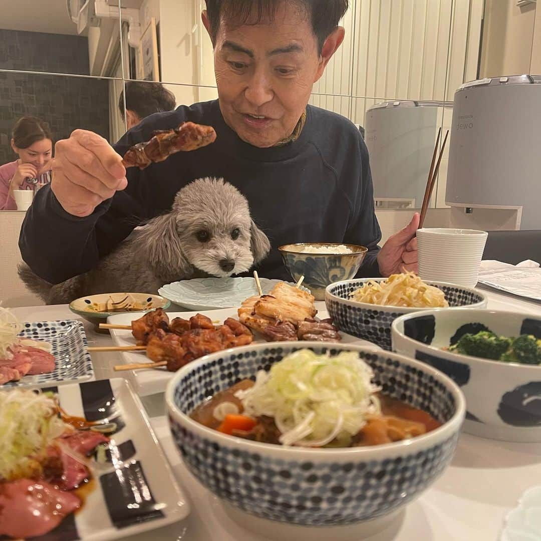 加藤綾菜さんのインスタグラム写真 - (加藤綾菜Instagram)「毎日、ご飯を手作りするのは休憩の日曜日。  大好きで私が通う 四ツ谷　鶏肉　のんきのテイクアウトしてきました〜😍💕  幸せだぁ。自宅で居酒屋🏮  幸せ大爆発😘  みんなも、たまには息抜きしてね❤️  @takamasabox 君　ありがとう✨✨✨  #お家居酒屋 #のんき」1月30日 20時47分 - katoayana0412