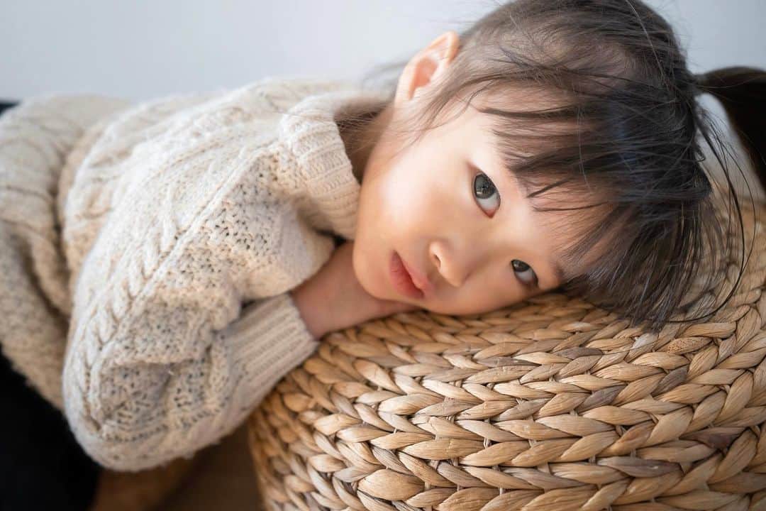 Kyooonのインスタグラム：「お借りしているα7Ⅳで撮っています📷  子どもの細くて柔らかい髪とか 眉の産毛とか ⁡ 1本1本に触れられそうなくらいに 繊細に写ってる。 そこにいるみたい😳✨ ⁡ 📷　#sonyα7ⅳ #α7ⅳ  レンズ　#SEL1635GM 商品貸出：ソニーマーケティング株式会社 ⁡ ⁡ #ママカメラ#姉妹#4歳差姉妹#姉妹ママ#ファインダー越しの私の世界」