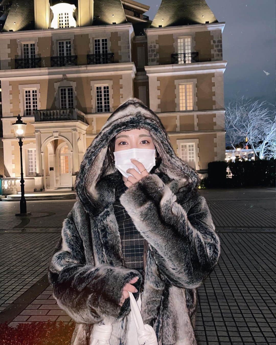 のインスタグラム：「とりあえず いつまでさむいかな… @yelloshoes_official の モコモコートはずーっと お気に入り♡」