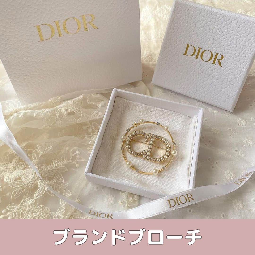 RiLiさんのインスタグラム写真 - (RiLiInstagram)「贅沢に＋ワン💍⁣ 【ブランドブローチ】🎀✨⁣ .⁣ 【ブランドブローチ】は⁣ 挑戦しやすいお値段だから⁣ ハイブランドデビューにも⁣ おすすめのアイテムだよ～🐩⁣ .⁣ トップスにはもちろん⁣ マフラー🧣やコート🧥につけて⁣ ひとアレンジしちゃお🎼⁣ .⁣ なにかとひとつ持っていると⁣ 便利なブローチを⁣ コーデに取り入れてみて💭⁣ ⁣ .⁣ ❣️❣️❣️⁣⁣ RiLi.tokyoはみんなの⁣⁣ 「なりたい」「やりたい」を応援💡⁣⁣ .⁣⁣ かわいいコーデやアイテム⁣⁣ 注目スポットなどが撮れたら⁣⁣ ハッシュタグ→#rili_tokyo を付けて投稿してね❗⁣⁣⁣ RiLiで紹介しちゃうかも🤭⁣⁣ ．⁣⁣⁣ Special Thanks💋 Photo by⁣⁣⁣ @this_is_nm⁣ @__ma__06⁣ @co_chi⁣ @_____.onrr⁣ .⁣⁣⁣ #ブローチコーデ #ブローチ #ブランドブローチ #dior #ディオール #ロエベ #ロエベブローチ #PRADA #シャネル #ヴィンテージシャネル #CHANEL #LOEWE #ブランドアクセサリー #プレゼント #誕生日プレゼント」1月30日 21時00分 - rili.tokyo