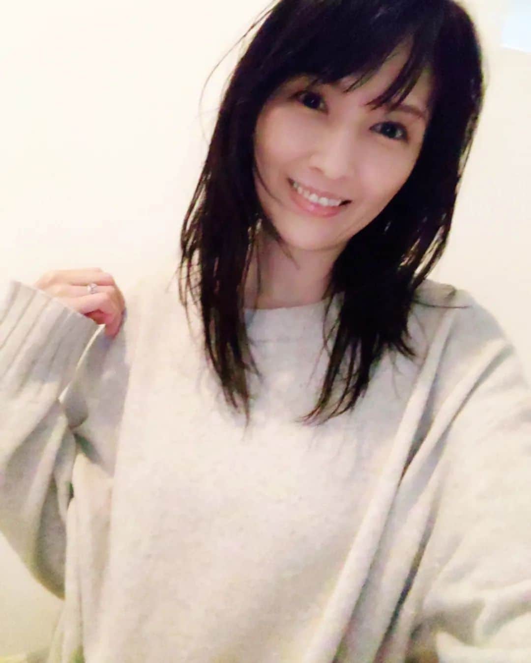 のインスタグラム：「KAMILiのニット  肌触りが良くてスリスリしたくなるほど滑らかな生地でさらっと着られるお気に入りのニット👚  #kamili #吉井怜」