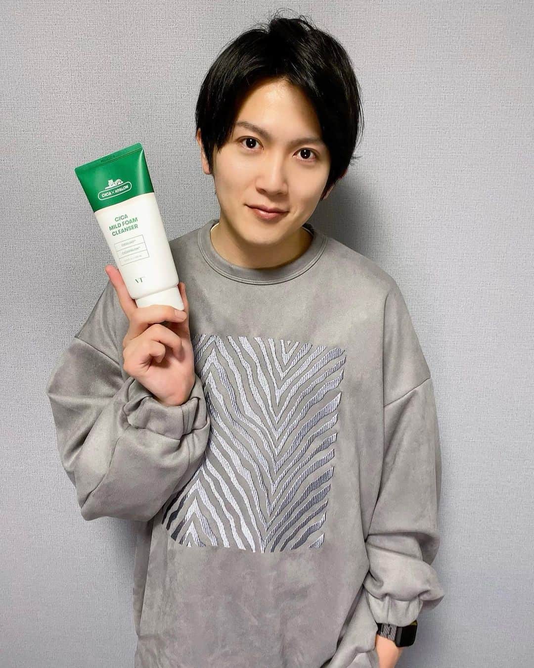 安達雅哉のインスタグラム：「. VTの洗顔フォーム。 コスパ最強。  #vtcosmetic  #洗顔フォーム  #おすすめ教えて  #案件風投稿 #コスメ #メンズスキンケア  #美容男子 #韓国コスメ #美容」