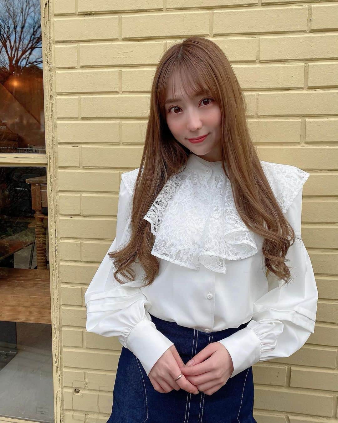 堀尾実咲さんのインスタグラム写真 - (堀尾実咲Instagram)「@dazzlin_official の春服🍀 可愛過ぎない？💓  王道モテコーデだと思うんだけどどうですか？🙈  レースの襟は取り外し可能なのでシンプルなシャツとしても使えて万能🤍  スカートはとにかくシルエットが美しい✨ マーメイドスカートだけど後ろにスリット入ってて歩きやすいよ☺️  #dazzlin #fashion #cordinate #springfashion #springcollection #crisscross #ダズリン #ファッション #コーデ #春コーデ #春服」1月30日 21時28分 - misaki.horio