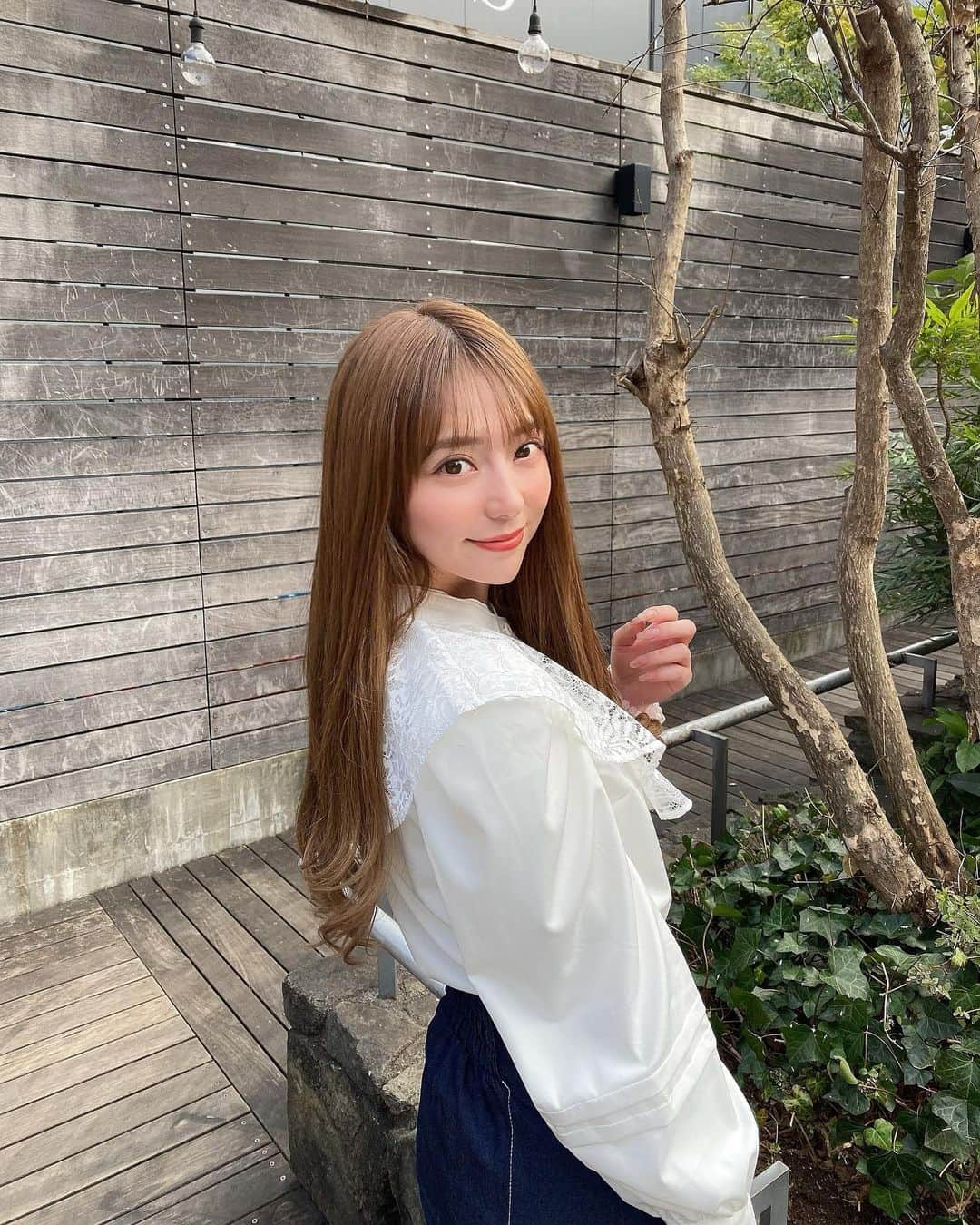 堀尾実咲さんのインスタグラム写真 - (堀尾実咲Instagram)「@dazzlin_official の春服🍀 可愛過ぎない？💓  王道モテコーデだと思うんだけどどうですか？🙈  レースの襟は取り外し可能なのでシンプルなシャツとしても使えて万能🤍  スカートはとにかくシルエットが美しい✨ マーメイドスカートだけど後ろにスリット入ってて歩きやすいよ☺️  #dazzlin #fashion #cordinate #springfashion #springcollection #crisscross #ダズリン #ファッション #コーデ #春コーデ #春服」1月30日 21時28分 - misaki.horio