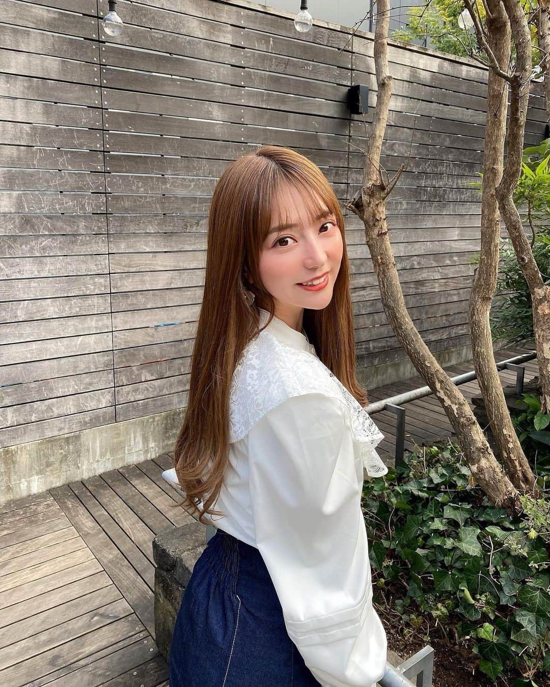 堀尾実咲さんのインスタグラム写真 - (堀尾実咲Instagram)「@dazzlin_official の春服🍀 可愛過ぎない？💓  王道モテコーデだと思うんだけどどうですか？🙈  レースの襟は取り外し可能なのでシンプルなシャツとしても使えて万能🤍  スカートはとにかくシルエットが美しい✨ マーメイドスカートだけど後ろにスリット入ってて歩きやすいよ☺️  #dazzlin #fashion #cordinate #springfashion #springcollection #crisscross #ダズリン #ファッション #コーデ #春コーデ #春服」1月30日 21時28分 - misaki.horio