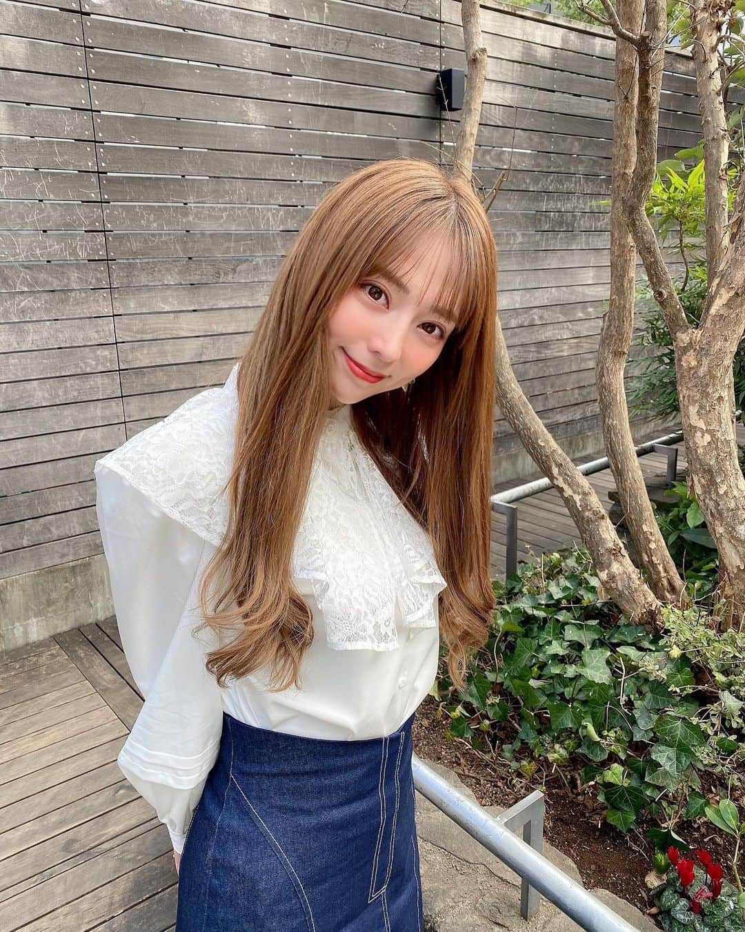 堀尾実咲さんのインスタグラム写真 - (堀尾実咲Instagram)「@dazzlin_official の春服🍀 可愛過ぎない？💓  王道モテコーデだと思うんだけどどうですか？🙈  レースの襟は取り外し可能なのでシンプルなシャツとしても使えて万能🤍  スカートはとにかくシルエットが美しい✨ マーメイドスカートだけど後ろにスリット入ってて歩きやすいよ☺️  #dazzlin #fashion #cordinate #springfashion #springcollection #crisscross #ダズリン #ファッション #コーデ #春コーデ #春服」1月30日 21時28分 - misaki.horio