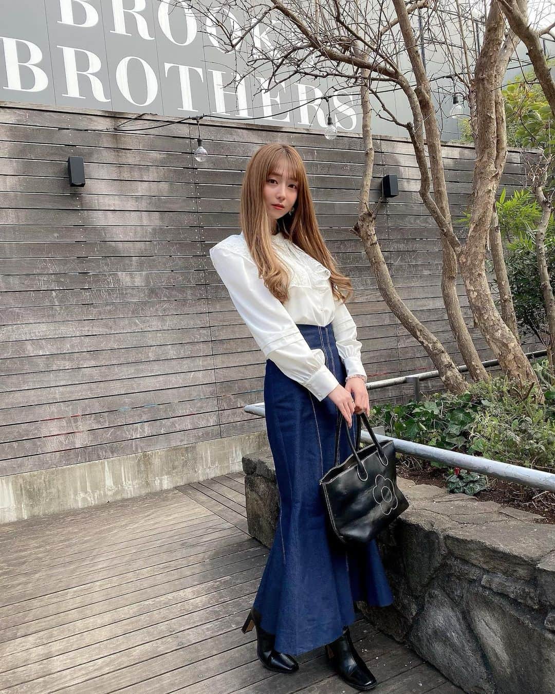 堀尾実咲さんのインスタグラム写真 - (堀尾実咲Instagram)「@dazzlin_official の春服🍀 可愛過ぎない？💓  王道モテコーデだと思うんだけどどうですか？🙈  レースの襟は取り外し可能なのでシンプルなシャツとしても使えて万能🤍  スカートはとにかくシルエットが美しい✨ マーメイドスカートだけど後ろにスリット入ってて歩きやすいよ☺️  #dazzlin #fashion #cordinate #springfashion #springcollection #crisscross #ダズリン #ファッション #コーデ #春コーデ #春服」1月30日 21時28分 - misaki.horio