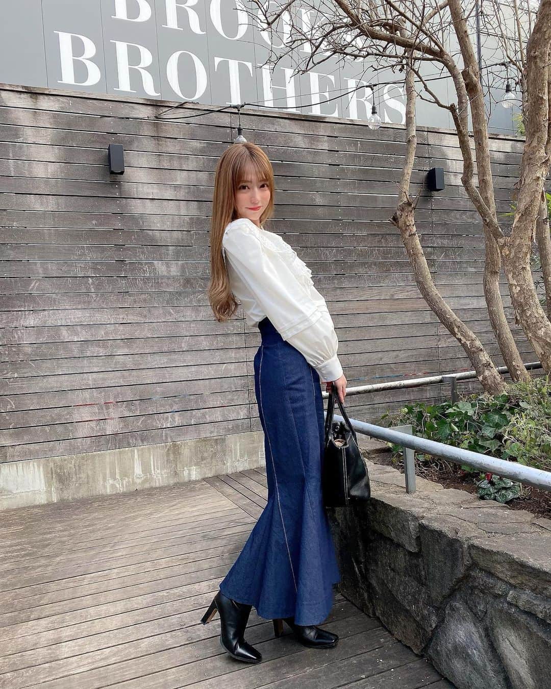 堀尾実咲さんのインスタグラム写真 - (堀尾実咲Instagram)「@dazzlin_official の春服🍀 可愛過ぎない？💓  王道モテコーデだと思うんだけどどうですか？🙈  レースの襟は取り外し可能なのでシンプルなシャツとしても使えて万能🤍  スカートはとにかくシルエットが美しい✨ マーメイドスカートだけど後ろにスリット入ってて歩きやすいよ☺️  #dazzlin #fashion #cordinate #springfashion #springcollection #crisscross #ダズリン #ファッション #コーデ #春コーデ #春服」1月30日 21時28分 - misaki.horio