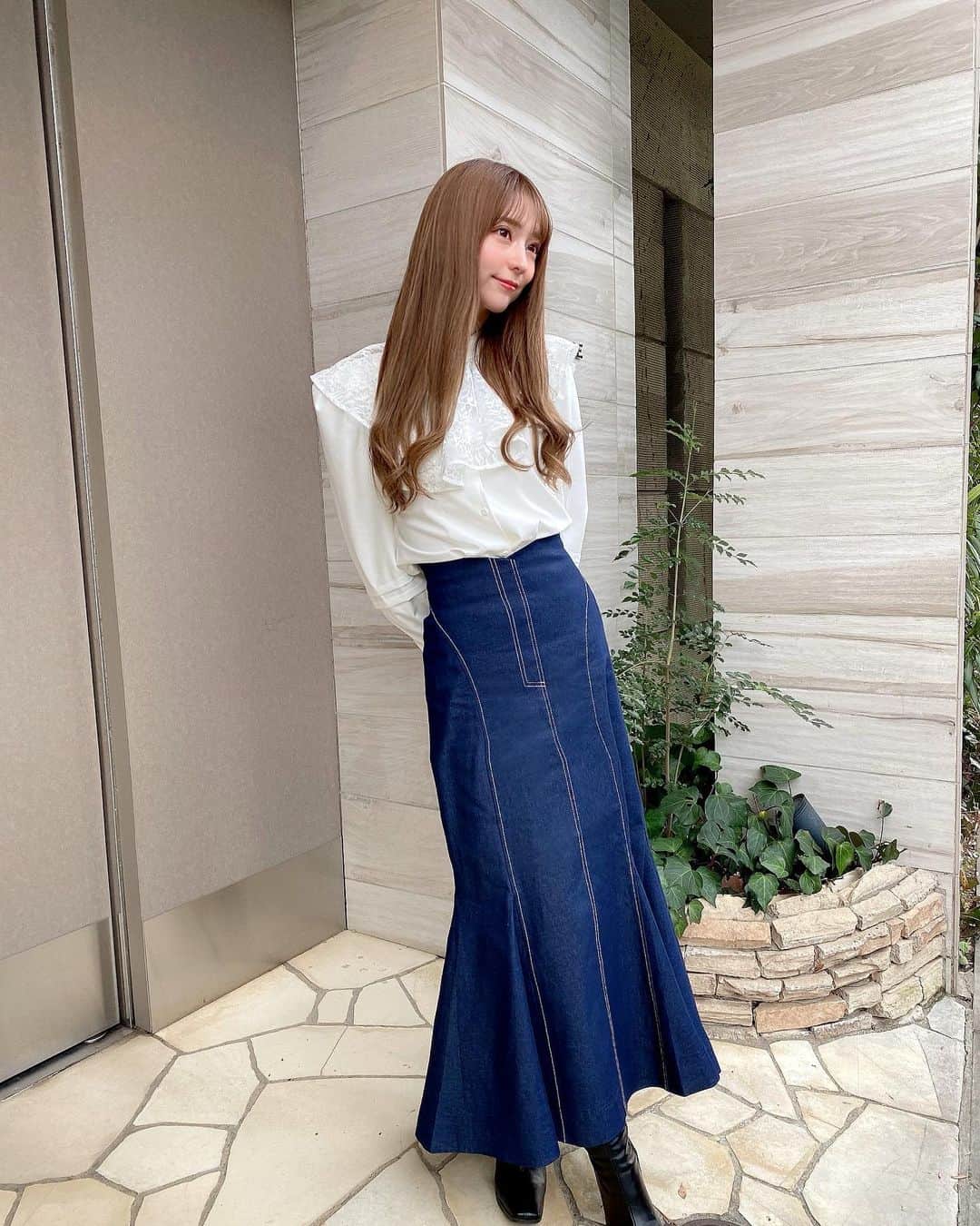 堀尾実咲さんのインスタグラム写真 - (堀尾実咲Instagram)「@dazzlin_official の春服🍀 可愛過ぎない？💓  王道モテコーデだと思うんだけどどうですか？🙈  レースの襟は取り外し可能なのでシンプルなシャツとしても使えて万能🤍  スカートはとにかくシルエットが美しい✨ マーメイドスカートだけど後ろにスリット入ってて歩きやすいよ☺️  #dazzlin #fashion #cordinate #springfashion #springcollection #crisscross #ダズリン #ファッション #コーデ #春コーデ #春服」1月30日 21時28分 - misaki.horio
