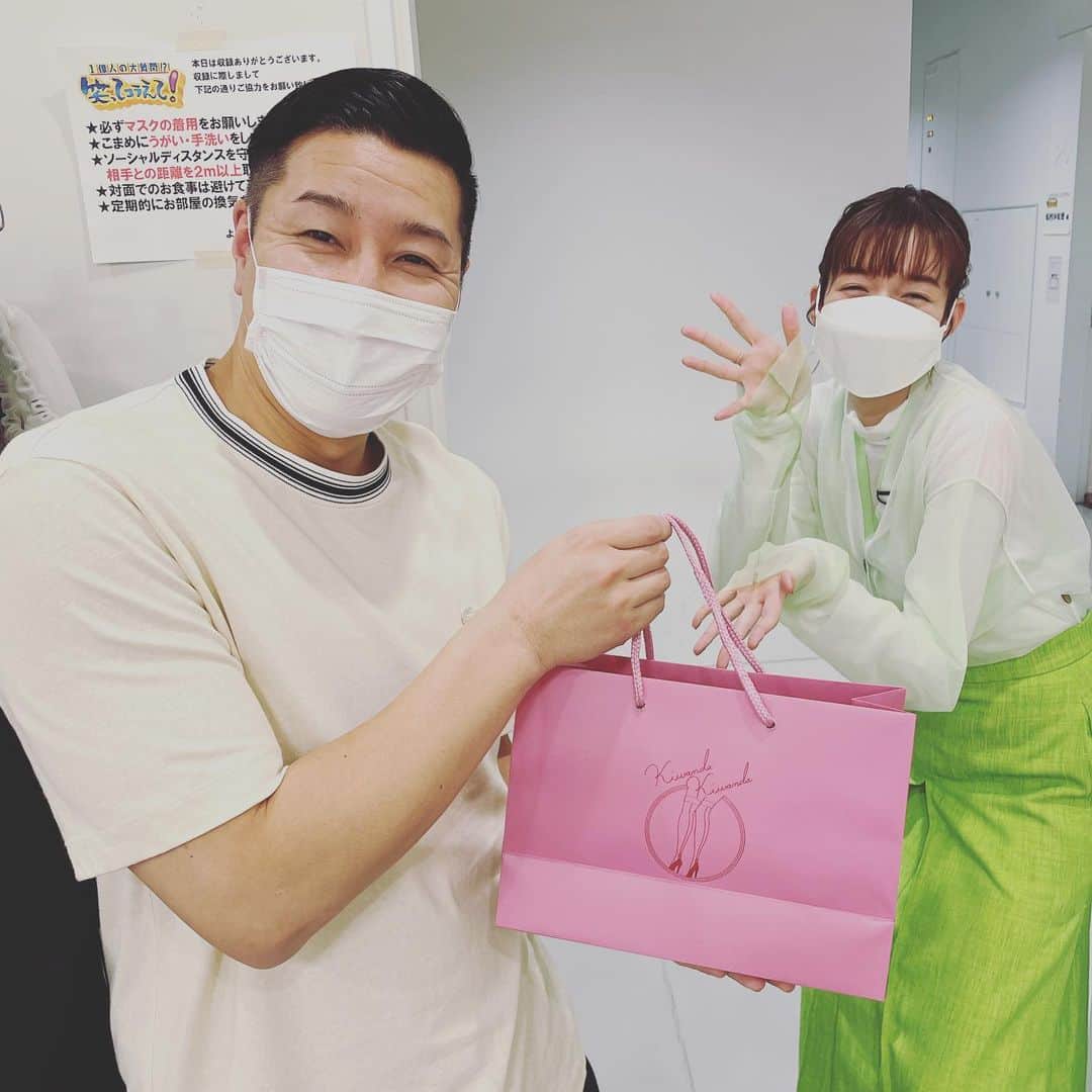 長田庄平のインスタグラム：「ヒル友からのプレゼント🎁 美炎な靴下セット嬉しい✨  #佐藤栞里 #ヒルナンデス #笑ってコラえて  #チョコレートプラネット」