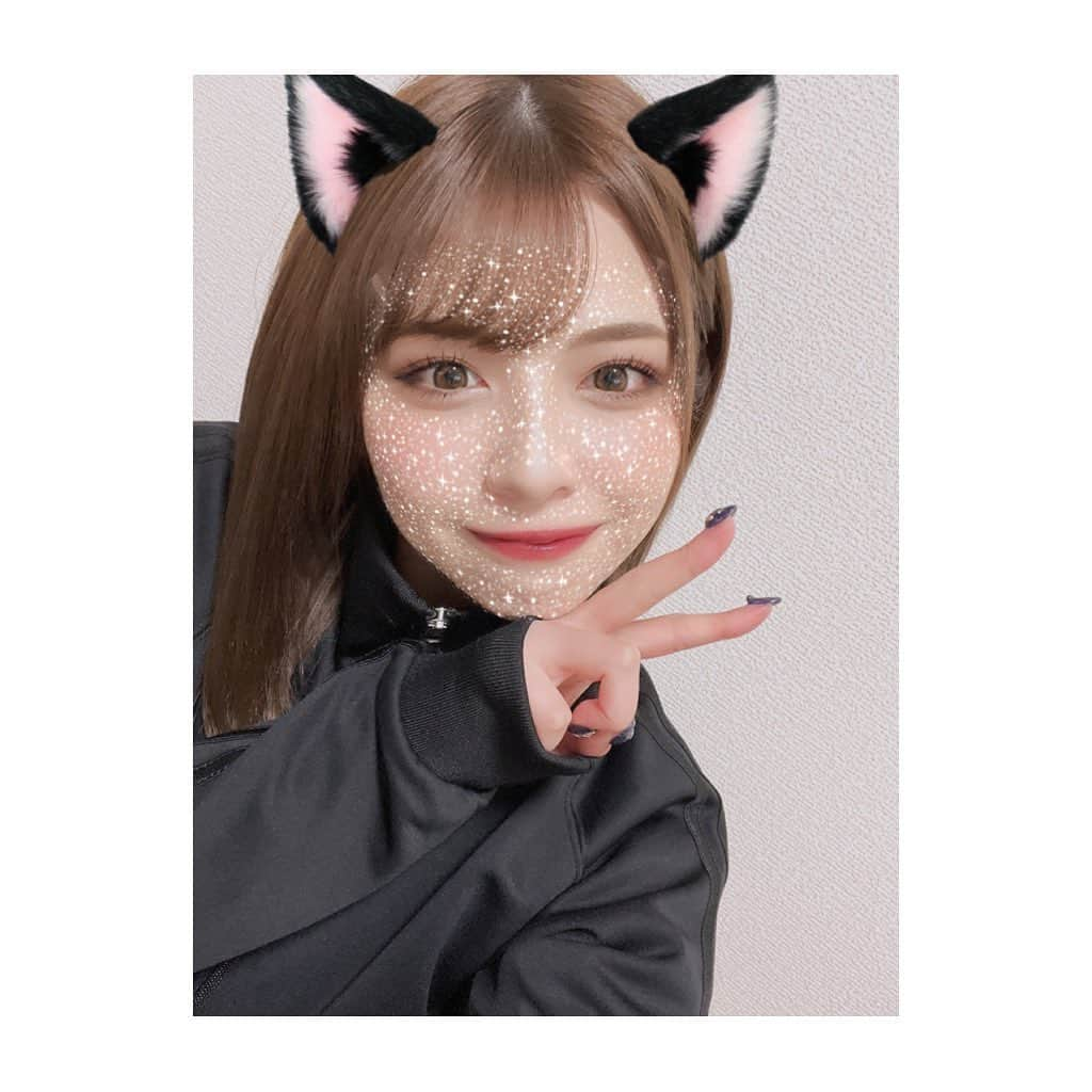 金澤朋子のインスタグラム：「. . 昨日はくまともだったので 今日はねことも🐾 . あと、動くかなとも嬉しい！って メッセージが沢山あったので 調子に乗って今日も…🥳💗 . #金澤朋子 #ねことも #にゃんとも ？ #笑  #動画 #みんな元気にしてるかな #おやすみ」