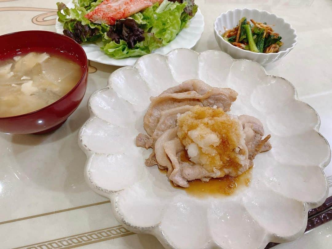 松尾依里佳さんのインスタグラム写真 - (松尾依里佳Instagram)「今日のあっさりお夕飯☺︎食欲に合わせて#生姜焼き をやめ#おろしポン酢 で食べることに  大根には消化を助けてくれるでんぷん分解酵素アミラーゼが含まれているので疲れた胃腸の負担を軽くしてくれるんですよね☺︎  #馬路村ポン酢 をかけて最高に幸せ😎  明日はひるおび！午前の部に出演の日です よろしければご覧くださいませ☺︎  #おうちごはん #松尾亭の手作りごはん #豚肉のおろしポン酢  #根菜のお味噌汁 #桜海老と小松菜 #カニカマサラダ #明日は #ひるおび #10時25分から」1月30日 21時29分 - erika.matsuo