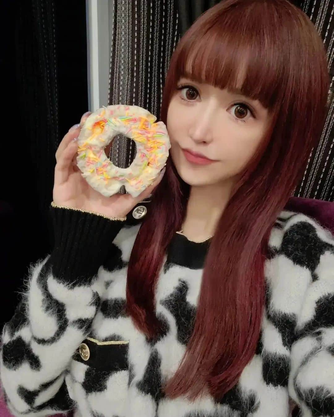 まき子さんのインスタグラム写真 - (まき子Instagram)「身体に悪い甘〜いの大好き🍩💚🍩💜 ダウンタイム中で暇だし投稿する前の写真… 　　 #甘いもの中毒#育毛まつエク#アイマジック新宿#ダウンタイム中 #暇つぶし#42歳」1月30日 21時40分 - y.maki2000