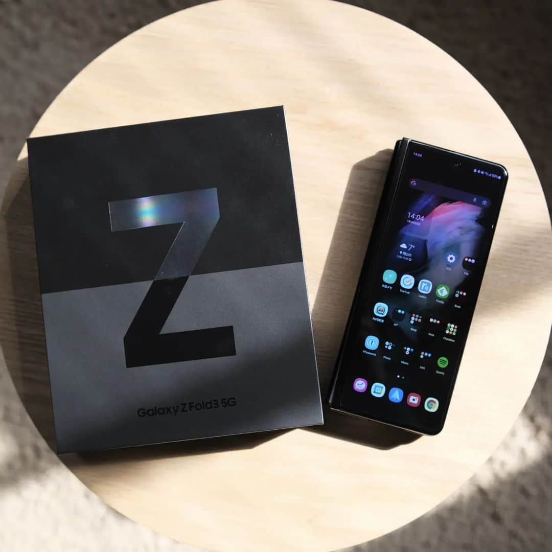 坪井遥司のインスタグラム：「最高のオモチャを買っちまった #galaxyzfold3 #スマホの中身」