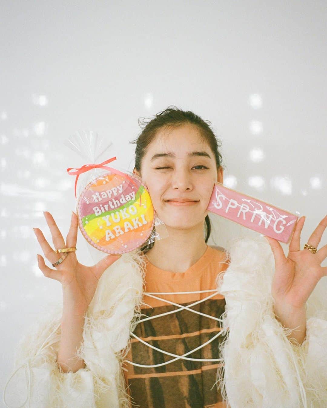 新木優子さんのインスタグラム写真 - (新木優子Instagram)「@spring_tkj オフショット📸 誕生日が近かったので可愛いすぎるクッキーをオーダーして下さって🥺愛を感じました☺️💕  #マネージャーさんに撮ってもらったフィルム💁🏻‍♀️💕」1月30日 21時53分 - yuuuuukko_