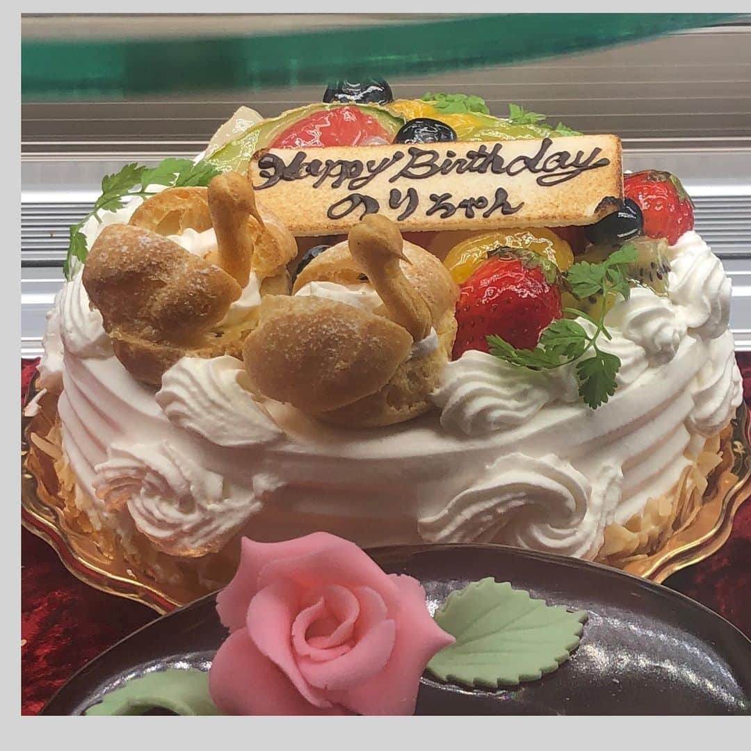 加藤紀子のインスタグラム：「自分の名前プレートが乗った ホールケーキをショーケースで発見、 あまりの驚きに 👀💨💦とする日がくるなんて。  スーパーサプライズの 温かなお気持ち、 泣きたいくらい幸せになりました。  お祝いメッセージをくださった皆様、本当に大好きです、 ありがとうございました。 頂いたお気持ちを無駄にすることなく、益々精進の一年となるよう頑張ります！！  また詳しくはブログに綴ります！  #加藤によだれ #お誕生日ケーキ」