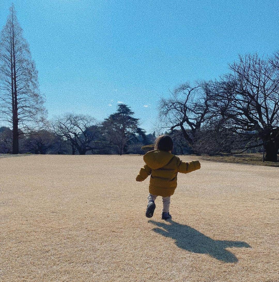 瀬戸サオリのインスタグラム：「ずっと走ってずっと動いてる🐒🤍 体力羨ましいな〜🥺笑 母もまだ体力モリモリなので 今は…ついていけるぞ〜💪🏼って あと数年したら やばくなるのかな…😇怖 . バナナは１日2〜3本食べて とりあえず猿飼ってるのかと思う バナナの消費量🍌笑  また明日もたくさん 笑顔が見れますように🥺🤍 ＿＿＿＿＿＿＿＿＿＿＿＿＿＿ #息子 #🐒🍌」