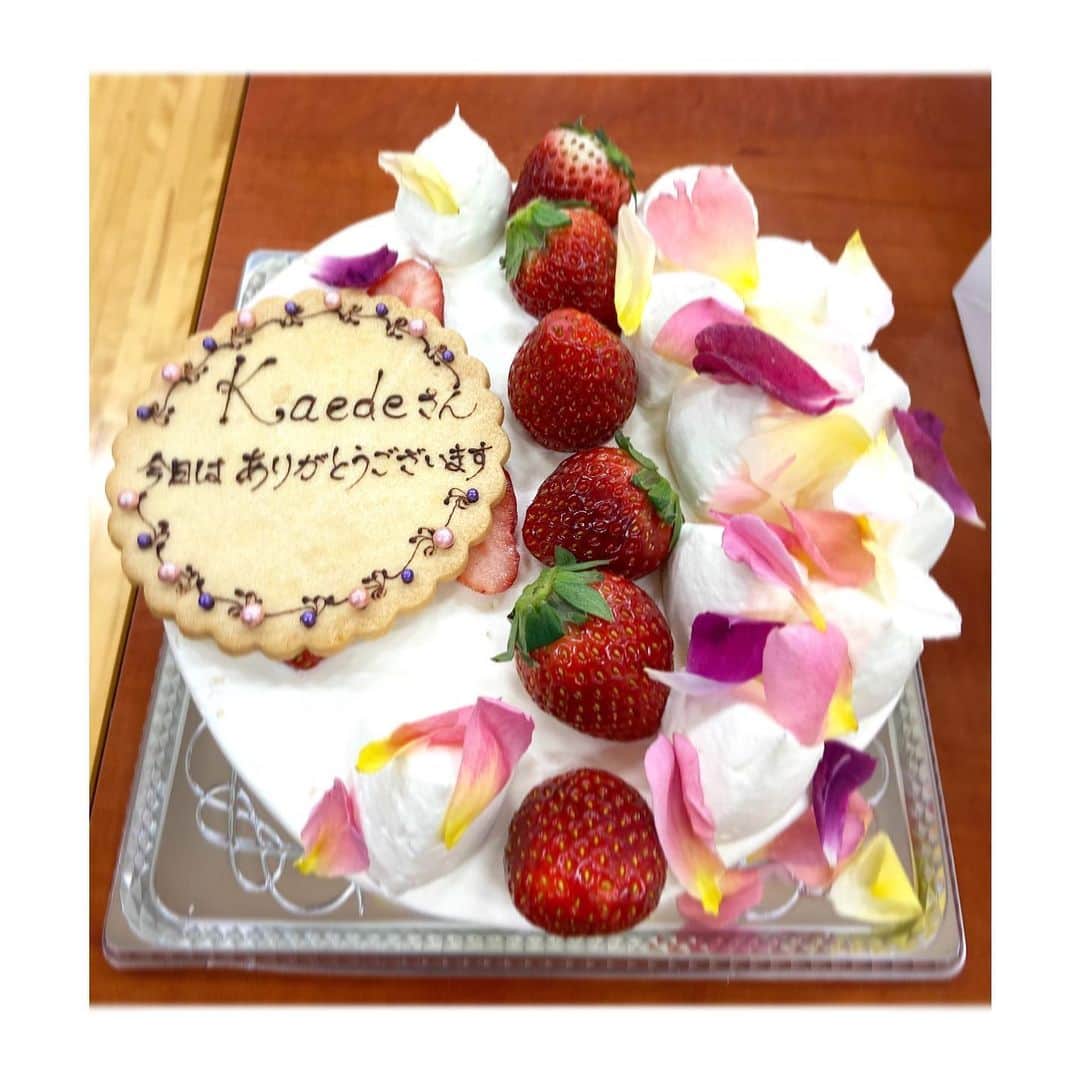 Negiccoさんのインスタグラム写真 - (NegiccoInstagram)「⁡ ⁡ 昨年末に新潟市立小合中学校にて行われた Kaedeの学校ライブ「Kaedeと学校」。 ⁡ 地元のケーキ屋さん、 お花屋さんが、 ステキなケーキやお花を 用意してくださいました。 お心遣いありがとうございました！ ⁡ 小合中学校体育館にて、 在校生と卒業生合わせて 数十名限定の前で行われたライブ。 Negicco YouTubeアカウントで、 無料でどなたでもご覧いたけますので、 是非ご覧いただければと思います。 ⁡ #小合中学校 #秋葉区 #Negicco #Kaede」1月30日 22時20分 - negicco_official