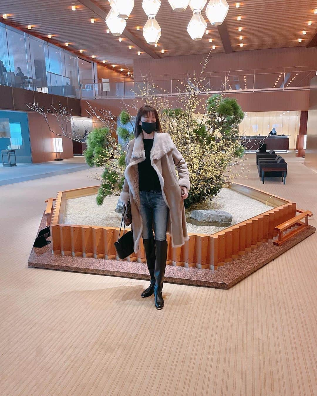 葉月里緒奈さんのインスタグラム写真 - (葉月里緒奈Instagram)「オークラ来るの何年振りだろう？ もうカメリアじゃないのね。 #ホテルオークラ #theokuratokyo #オーキッド#生パスタ#白ワインと共に #夫撮影#ポーズ決める前の#安定のへんてこりん#でも奇跡的に#足長ショット#なんかありがとう#rionahazuki」1月30日 22時25分 - riona_hazuki