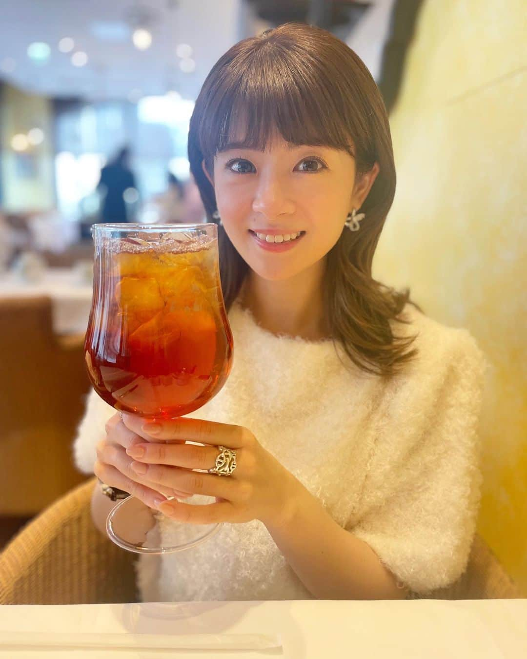 吉田奈央のインスタグラム：「3歳から仲良しの幼なじみとランチ☺️❤️  いつも頼むサラダ🥗  とセットで注文したアイスティーが凄かった🤣  今週も頑張るぞ❣️❣️❣️」