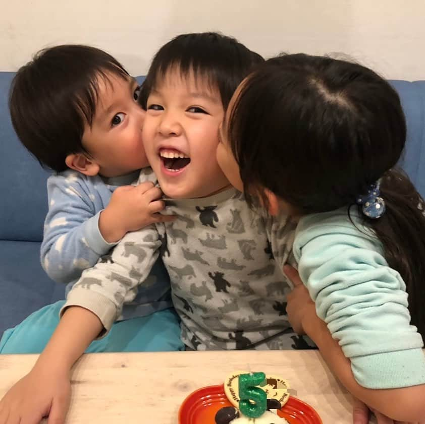 鷲尾春果のインスタグラム：「長男が5歳になりました🎂 やめてーーと言いながらも、姉弟に挟まれて嬉しそう😘 産まれたその日から、ずーっと我が家の癒し系な長男✨ これからもよろしくね💖 #大変お久しぶりです #みんな元気です #3きょうだい#ママ #長男＃5歳#誕生日🎂 将来の夢は#動物園の飼育員さん🐘」