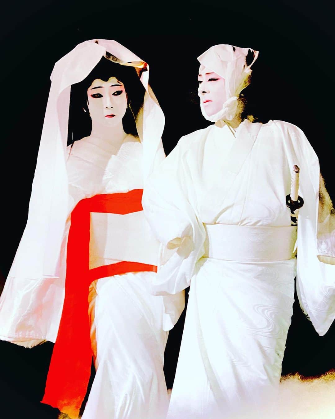 市川猿之助のインスタグラム：「#梅沢富美男 さんのお兄様#梅沢武生 さんのお別れに行って来ました。 武生座長には#亀治郎 時代から、とてもとても可愛がっていただきました。楽屋にご挨拶に伺うと、「はい、カメ社長！」と、いつもお小遣いが入った大入袋を渡してくれました。 下北の#本多劇場 や池袋の#サンシャイン劇場 での公演を拝見し、お食事をご一緒にというのがお決まり。量はあまり召し上がらず、ひたすら焼酎を飲んでおられた記憶があります。 修行時代の事、昔の舞台の事、いろいろと貴重な話をたくさん。僕の大切な宝物です。 初代猿翁の弟で、舞踊の琴吹流の家元だった#市川小太夫 に踊りの｢奴さん｣を習ったから、自分は琴吹流の弟子です！と、自慢気におっしゃって下さっていました。 そしていつも口にしていたのが、｢僕らの大衆演劇の元は歌舞伎ですから、歌舞伎を勉強しなくちゃダメです。僕らには歌舞伎は出来ません。また、歌舞伎をそのままやると、歌舞伎に対して失礼になる。だから崩してやるんです。歌舞伎を大事に」 祭壇に飾られた座長の写真を見ながら、果たして今の自分の歌舞伎は、座長が敬意と尊敬の念を抱いていた歌舞伎たり得ているだろうか？先人たちが築き上げてきた、尊敬されるような演劇としての歌舞伎、、、座長から無言の導きをいただいてるようで、身の引き締まる思いでした。 そんな座長と生涯でたった一度、一緒に舞台に立たせていただきました。その時に言われた｢僕に息子がいたらなぁ…」の言葉、忘れられません。 武生座長、長い間お疲れ様でした。そして、ありがとうございました。」
