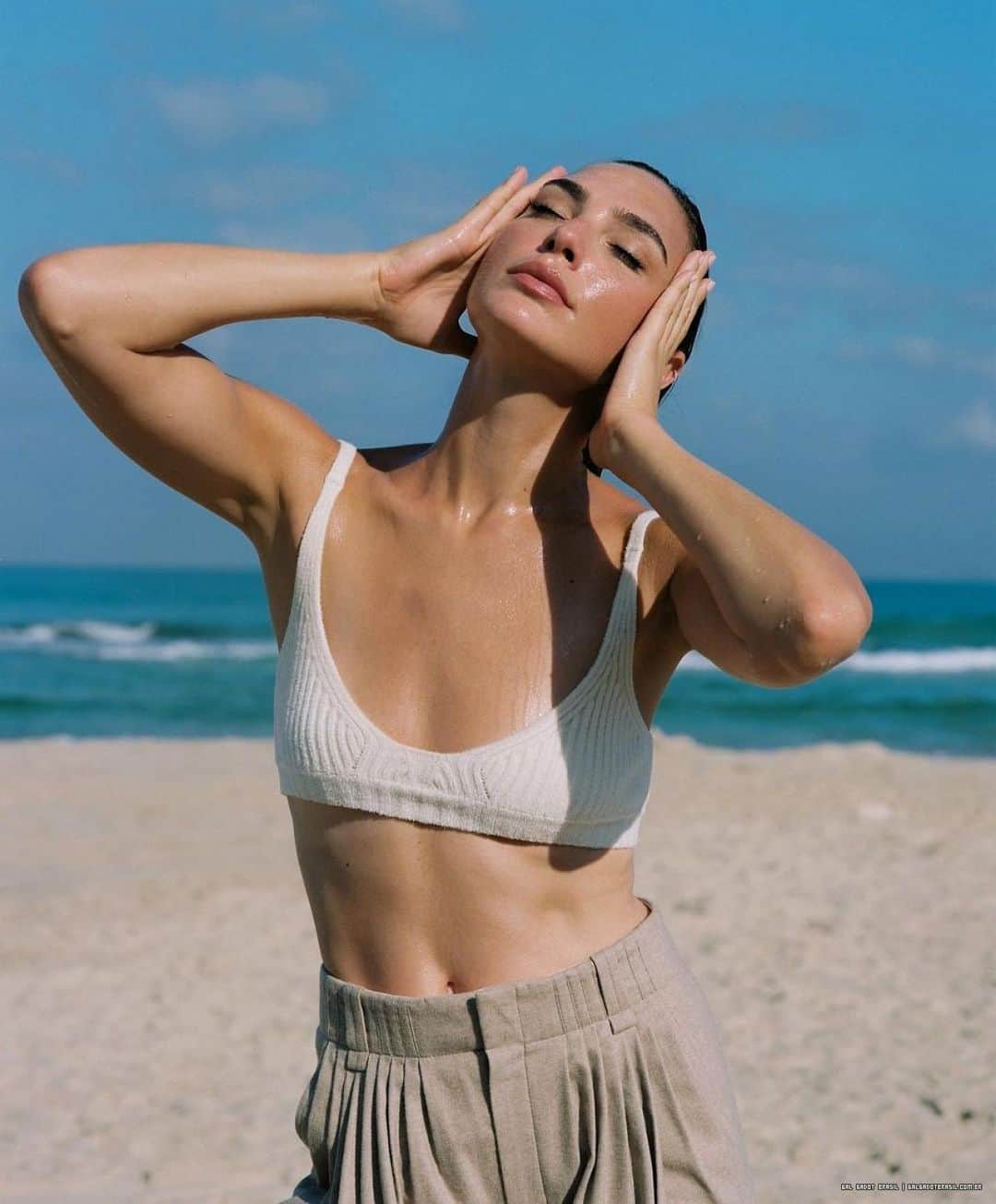ガル・ガドットのインスタグラム：「Oh how I miss hot summer days ☀️  @vanityfair sessions by @dudihasson1」