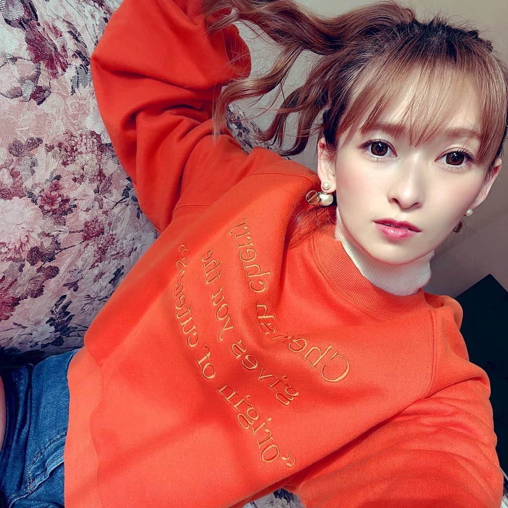 町田亜里香のインスタグラム：「可愛すぎるTOPS❤︎ こういうカラーすき♥️🕺 30歳素足出していくぅ！！寒。 学生すご。生足すご。  #トレーナー　#トレーナーコーデ  #ママ #ママコーデ」