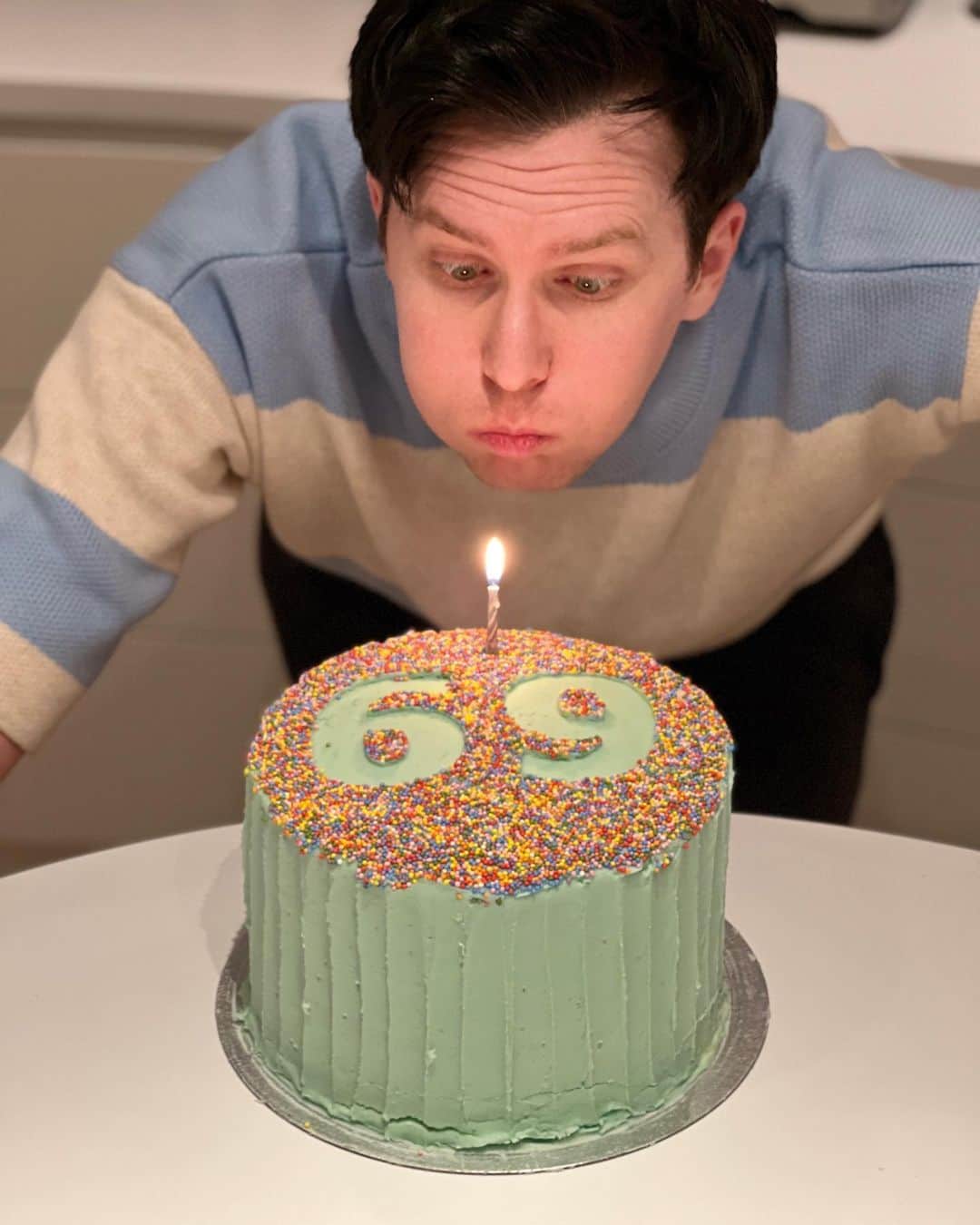 フィル・レスターさんのインスタグラム写真 - (フィル・レスターInstagram)「Why do I keep letting Dan get my birthday cake」1月31日 2時48分 - amazingphil