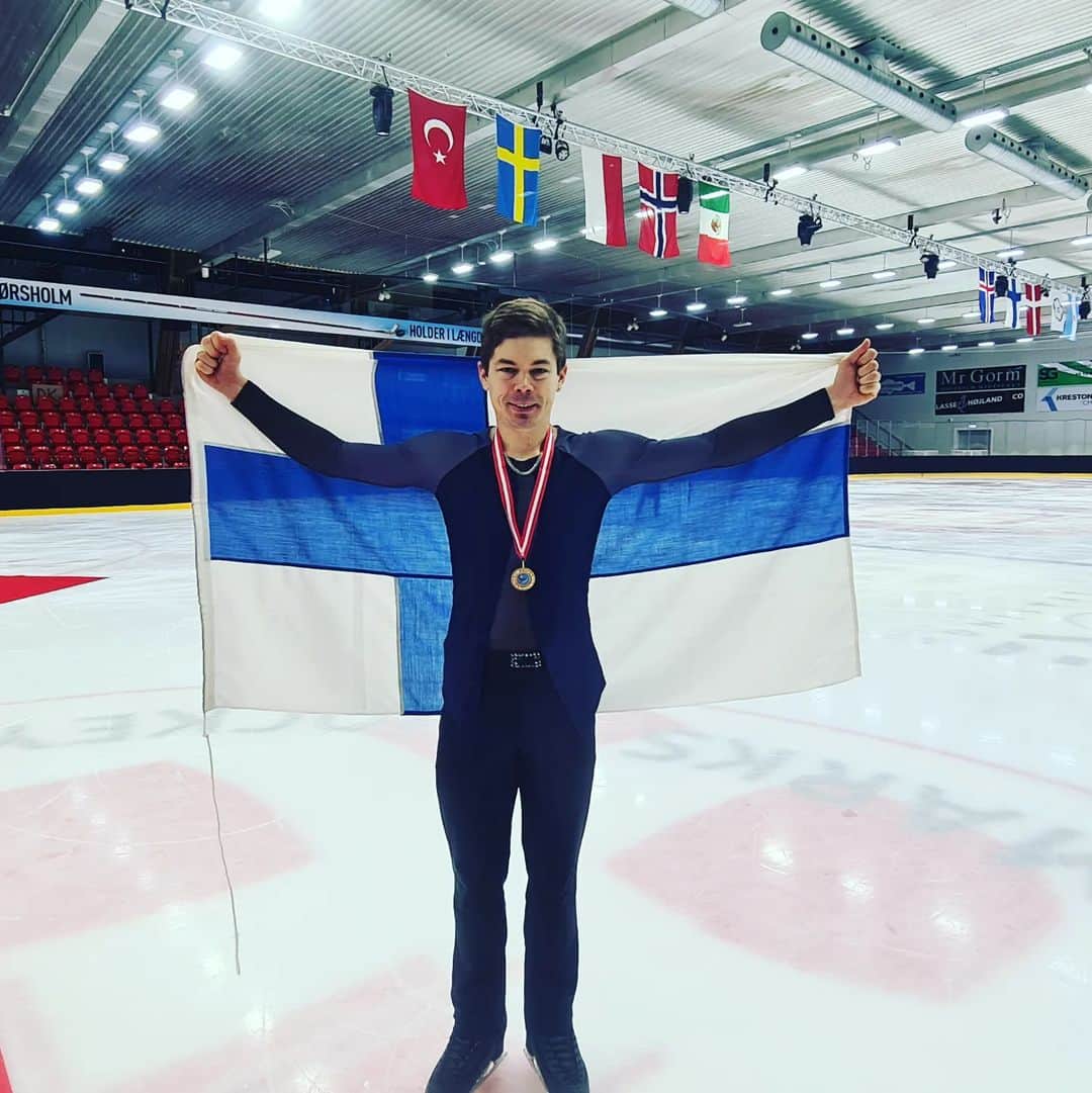 ヴァルター・ヴィルタネンのインスタグラム：「Nordic Champion 2022 💪💪💪this is my 16th season in the seniors and finally the first international titel. Let's go 👊👊  Thank you all for your support 🙏  #taitoluistelu #pesalry #peurunganjäähalli #laukaa #visitlaukaa #äänekoskenjäähalli #figureskating #eiskunstlauf #edeafamily #edeaskates #johnwilsonblades #aistrag #teammayervirtanen #valttervirtanen #visitjyväskylä #keskisuomi#pesalry」