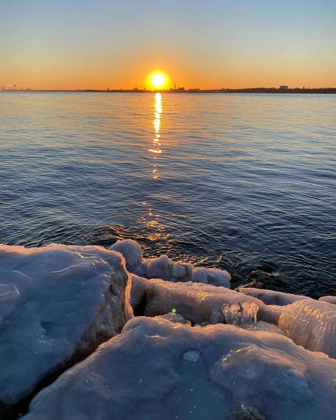 アヤカ・ウィルソンのインスタグラム：「___ ①Glazing at the sunset on Lake Ontario from Humber Bay / ハンバーベイからオンタリオ湖に映る夕日🌅  ②Skating for the first time in years / 毎週行きたいと思った、何年ぶりかのスケート⛸  ③Someday just out of my house / 玄関開けてすぐの光景  ④Neighbour's car that’s not going anywhere soon / どこにも行く予定のない近所の車❄️  ⑤Down town birds that’s not going anywhere soon / どこにも行く予定のないハトたち🐦笑  ⑥Me in the house thinking I’m never getting out of there, after walking in -20℃ for 10 minutes / -20℃の外を10分くらい歩いて帰宅した家で、もう二度と外行きたくないって思ってる私🙈  ⑦Something inspired me this week / 最近私の感情を揺さぶった言葉、 "孤独を感じる闇に包まれた夜には、私を考えて。あったかい家を考えて。" という文章  ⑧One of my roommates and her cute little Meddle / ルームメイトの1人と可愛いメドリーちゃん🐶  ⑨me and my side job coworkers at our work place🍸😋副業の仲間たちと職場で一杯！」