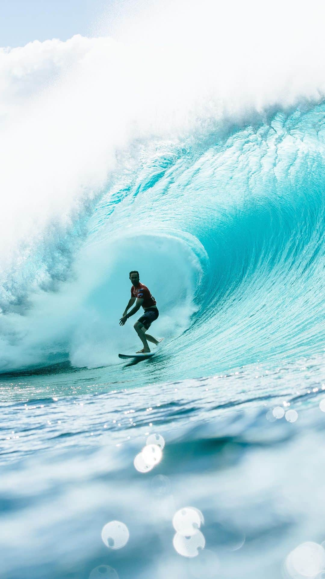 ジョーディ・スミスのインスタグラム：「Wow yesterday was one of the best days of surfing I have seen on the Tour. So pumped to catch this one. There are not to many chances you get to catch waves like these so thank you @wsl for making this happen I love #pipeline 🤙🏼」