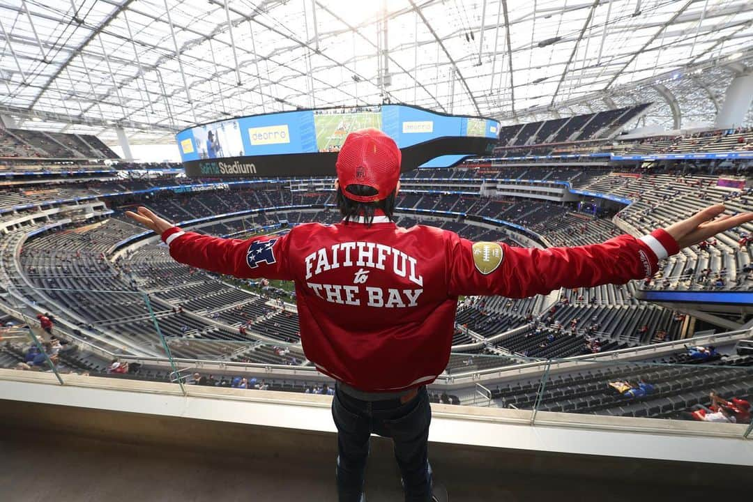 ハリー・シャム・ジュニアのインスタグラム：「Ready to be entertained!!!! And by entertained I mean a @49ers WIN!!! #ninergang @levis #FTTB #OutofHibernation」