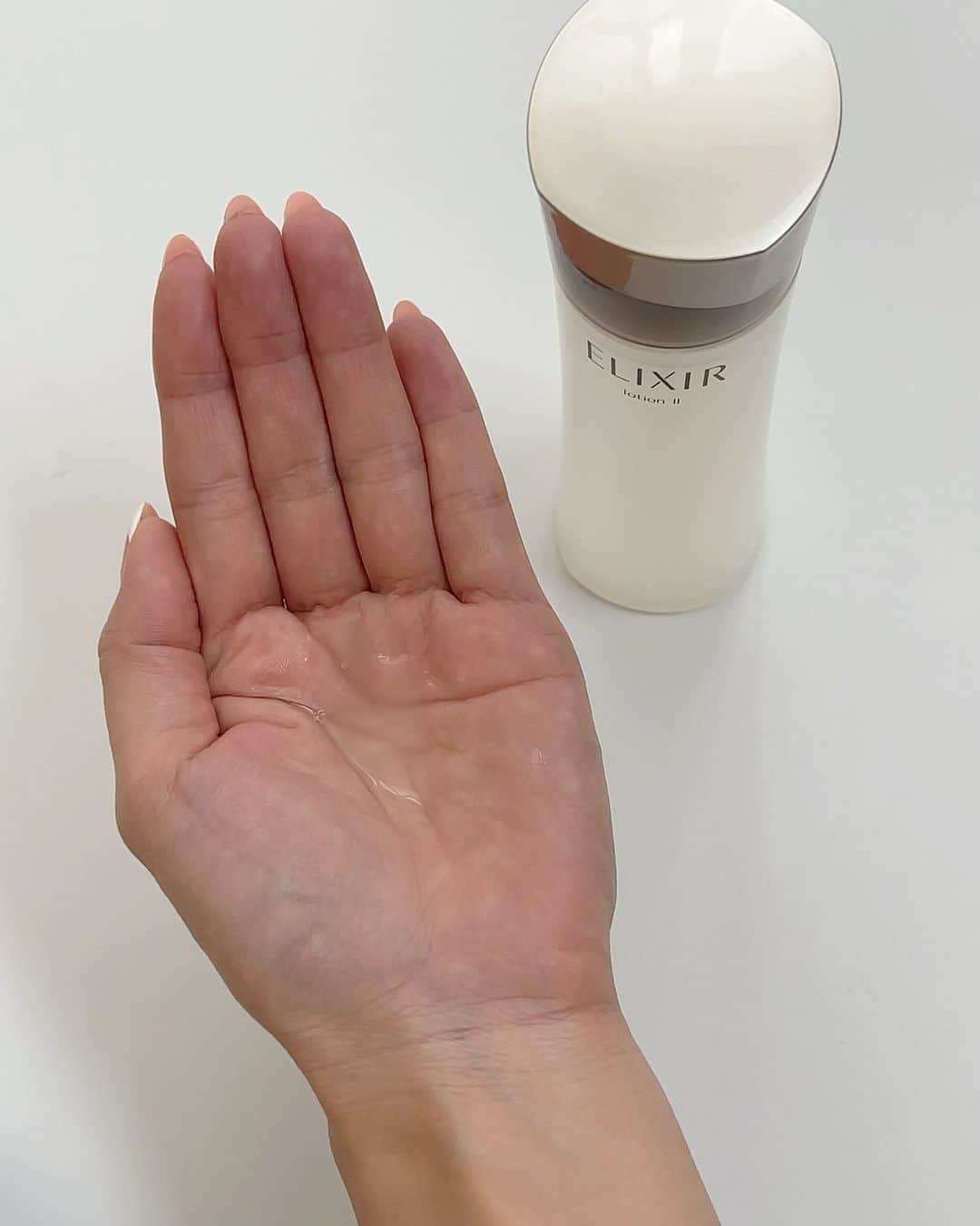 笹倉麻耶さんのインスタグラム写真 - (笹倉麻耶Instagram)「私にもつや玉ができた❤️ ⁡ お肌作りは、つやが出るようにしいたいから スキンケアを頑張りたいタイプ。 ⁡ 皮膚が薄くて乾燥しやすいから 油断するとつやどころかシワシワしちゃう。 ⁡ エリクシールのアドバンスド エイジングケアシリーズの 化粧水と乳液は、乾燥が気になっている大人肌にオススメということで 今回試してみたの。 ⁡ ⁡ エリクシール アドバンスド　ローション T エリクシール アドバンスド　エマルジョン T ⁡ ⁡ エリクシールの化粧水、乳液って ラインナップが豊富だから 自分に合った化粧水や乳液が見つけられるんだよね❤️ ⁡ ⁡ 化粧水をつけてもすぐに潤いが逃げていく そんな感覚ってない？？ ⁡ ⁡ こちらのローションは、 じっくり手のひらでプレスしてつけるのだけど とろみがあるのにさっと肌になじむ感じで ローションの段階で大満足。 乳液は濃厚なテクスチャーでしっとりするから安心感が！ ⁡ ⁡ ⁡ 保湿は若々しい印象を保つことにつながるからこだわりたい！！ ⁡ ⁡ みんなもお肌悩みとかあったら教えてね😊 ⁡ ※エイジングケア…年齢に応じたうるおいケア #タイアップ　#エリクシール　#化粧水　#乳液　#つや玉続く化粧水乳液　#つや肌　#スキンケア　#エイジングケア　#たるみ毛穴　#スキンケアレビュー　#美容　#美容好き #保湿ケア　#大人美容 　#アラフォー 　#アラフォーママ」1月31日 7時52分 - nicomaya2525