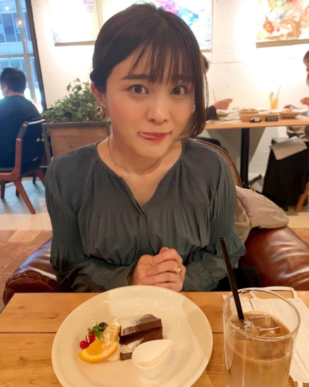 東紗友美さんのインスタグラム写真 - (東紗友美Instagram)「【収録】胸が痛い。この痛みをわたしは知ってる。大好きな映画を語る時だ。今日はラジオでウエストサイドストーリーを語ってくる。自分じゃ伝えきれないかもしれないことが悔しくて、このちくっとしたものが生まれる。 スピルバーグ版のウエストサイドストーリーは、振り付けやら、歌やら、カメラワークやらもう全てにおいて"職人技"として完璧を極めていたとおもう。 尺があるから、何を話せば良いのかもはやわからなくなってきているのだけど。 やはりスピルバーグ版の最高の功績は、ヤヌスカミンスキーだったのかなとつまるところ今は思っている。（それぞれだから個人的に、ね。） 奥行き、画面の広がり、スクリーンを最大限に使用した高低差、ぐっと掴まれたよ。あんな美しい画面ってあるのかな。瞳が２つじゃ足りないの。スクリーンのサイズ感がわからなくなるよ！ そして、いま、そんなヤヌスカミンスキーが映画に与えた、光の存在、について考えている。 ほかのいろんな作品においても、もね。 そんなことしてると脳内にtonightが流れ出す。朝に、夜の霧がかかる。  運命の出会いを果たしながら、 お互いにはお互いしかいないと痛いほど分かりながら、今度は運命の名のもとに引き裂かれる男女の恋物語は、おおまかな流れを知っていたとしてもやっぽり涙なしに観られない。 ロミジュリ（WWSのベースストーリー）なんて、今の時代には古いと考える人もいるかもしれない。 でも、悲恋のとこだけでなく、価値観がバラバラの人たちが、手を取り合って、悲しみを乗り越えてひとつになってく物語。そしてもひとつ、大事なのは、価値観が異なる人同士がひとつになるには悲しいけれど、犠牲が必要なのも嘘じゃなくて、それは初演の頃から数十年以上たった今も真実だと思うし。 そんな人間の業みたいなものを こんなに、こんなに、こんなに、赦しのような、マジックのような、はなびみたいな。 美しい魅せ方で表現した、スピルバーグに対して、すごいよなって言うしかないや。なんか色々書いてたら幸せな気持ちに最終的になってきたので、今日はケーキの写真にします🍰え、朝から何こんなに語ってるんだろう！笑 #映画　#映画好きな人と繋がりたい　#映画垢　#映画鑑賞　#試写会　#ウエストサイドストーリー #ヤヌスカミンスキー #スティーブンスピルバーグ　#アンセルエルゴート　#レイチェルゼグラー #スピルバーグ　#wws #ウエストサイドストーリー語りたい」1月31日 8時05分 - higashisayumi