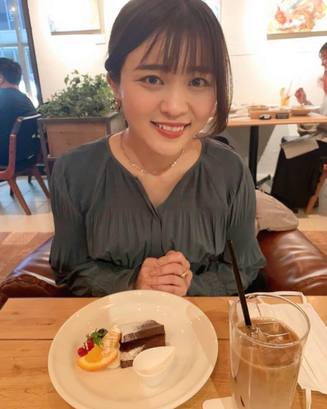 東紗友美さんのインスタグラム写真 - (東紗友美Instagram)「【収録】胸が痛い。この痛みをわたしは知ってる。大好きな映画を語る時だ。今日はラジオでウエストサイドストーリーを語ってくる。自分じゃ伝えきれないかもしれないことが悔しくて、このちくっとしたものが生まれる。 スピルバーグ版のウエストサイドストーリーは、振り付けやら、歌やら、カメラワークやらもう全てにおいて"職人技"として完璧を極めていたとおもう。 尺があるから、何を話せば良いのかもはやわからなくなってきているのだけど。 やはりスピルバーグ版の最高の功績は、ヤヌスカミンスキーだったのかなとつまるところ今は思っている。（それぞれだから個人的に、ね。） 奥行き、画面の広がり、スクリーンを最大限に使用した高低差、ぐっと掴まれたよ。あんな美しい画面ってあるのかな。瞳が２つじゃ足りないの。スクリーンのサイズ感がわからなくなるよ！ そして、いま、そんなヤヌスカミンスキーが映画に与えた、光の存在、について考えている。 ほかのいろんな作品においても、もね。 そんなことしてると脳内にtonightが流れ出す。朝に、夜の霧がかかる。  運命の出会いを果たしながら、 お互いにはお互いしかいないと痛いほど分かりながら、今度は運命の名のもとに引き裂かれる男女の恋物語は、おおまかな流れを知っていたとしてもやっぽり涙なしに観られない。 ロミジュリ（WWSのベースストーリー）なんて、今の時代には古いと考える人もいるかもしれない。 でも、悲恋のとこだけでなく、価値観がバラバラの人たちが、手を取り合って、悲しみを乗り越えてひとつになってく物語。そしてもひとつ、大事なのは、価値観が異なる人同士がひとつになるには悲しいけれど、犠牲が必要なのも嘘じゃなくて、それは初演の頃から数十年以上たった今も真実だと思うし。 そんな人間の業みたいなものを こんなに、こんなに、こんなに、赦しのような、マジックのような、はなびみたいな。 美しい魅せ方で表現した、スピルバーグに対して、すごいよなって言うしかないや。なんか色々書いてたら幸せな気持ちに最終的になってきたので、今日はケーキの写真にします🍰え、朝から何こんなに語ってるんだろう！笑 #映画　#映画好きな人と繋がりたい　#映画垢　#映画鑑賞　#試写会　#ウエストサイドストーリー #ヤヌスカミンスキー #スティーブンスピルバーグ　#アンセルエルゴート　#レイチェルゼグラー #スピルバーグ　#wws #ウエストサイドストーリー語りたい」1月31日 8時05分 - higashisayumi