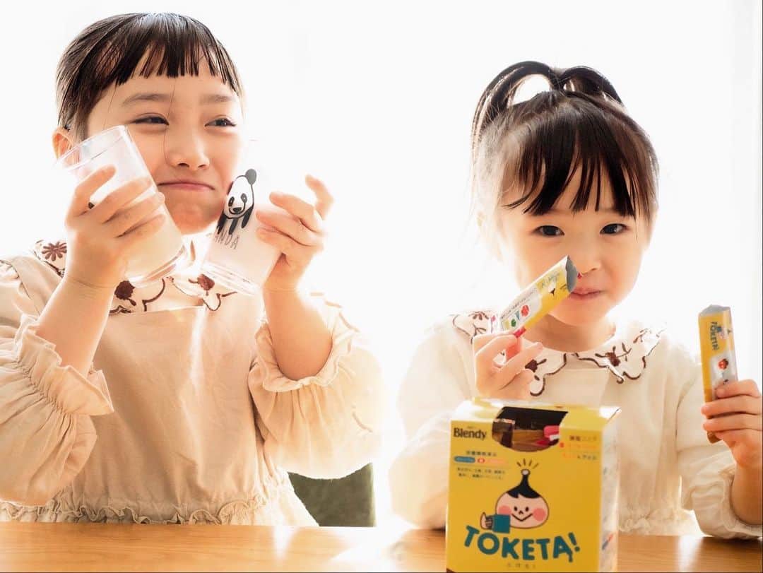 Kyooonのインスタグラム：「最近のおやつ時間の楽しみは 「ブレンディ®︎」の「とけた！」☕️ @agf.jp_official  パッケージも可愛いし スティック1本1本に好奇心をくすぐるクイズがついていて 今日は何かな〜？と、くじ引きみたいに味を選ぶのが楽しくて、おやつのシンキングタイムがコミュニケーションのひとつになっています🥞☕️ なかなか大人も楽しめる問題で、私より娘たちのほうが早く解けてしまったり🤣 こどもは頭が柔軟なんだなぁ〜😂💕  スティック1本を牛乳に混ぜるだけで子どもでも簡単に作れるから、自分で「出来た！」が増えるのが嬉しいんだよね〜😊 ちいさな出来たの積み重ね、すごく大事✨  牛乳に混ぜるだけで、育ち盛りの子どもの成長に必要な鉄・カルシウム・ビタミンDがたっぷり摂れるからそこも嬉しい🐮🥛 #PR#ブレンディとけた#ブレンディ#子育て#親子ブレンディ#こどもごはん#姉妹」