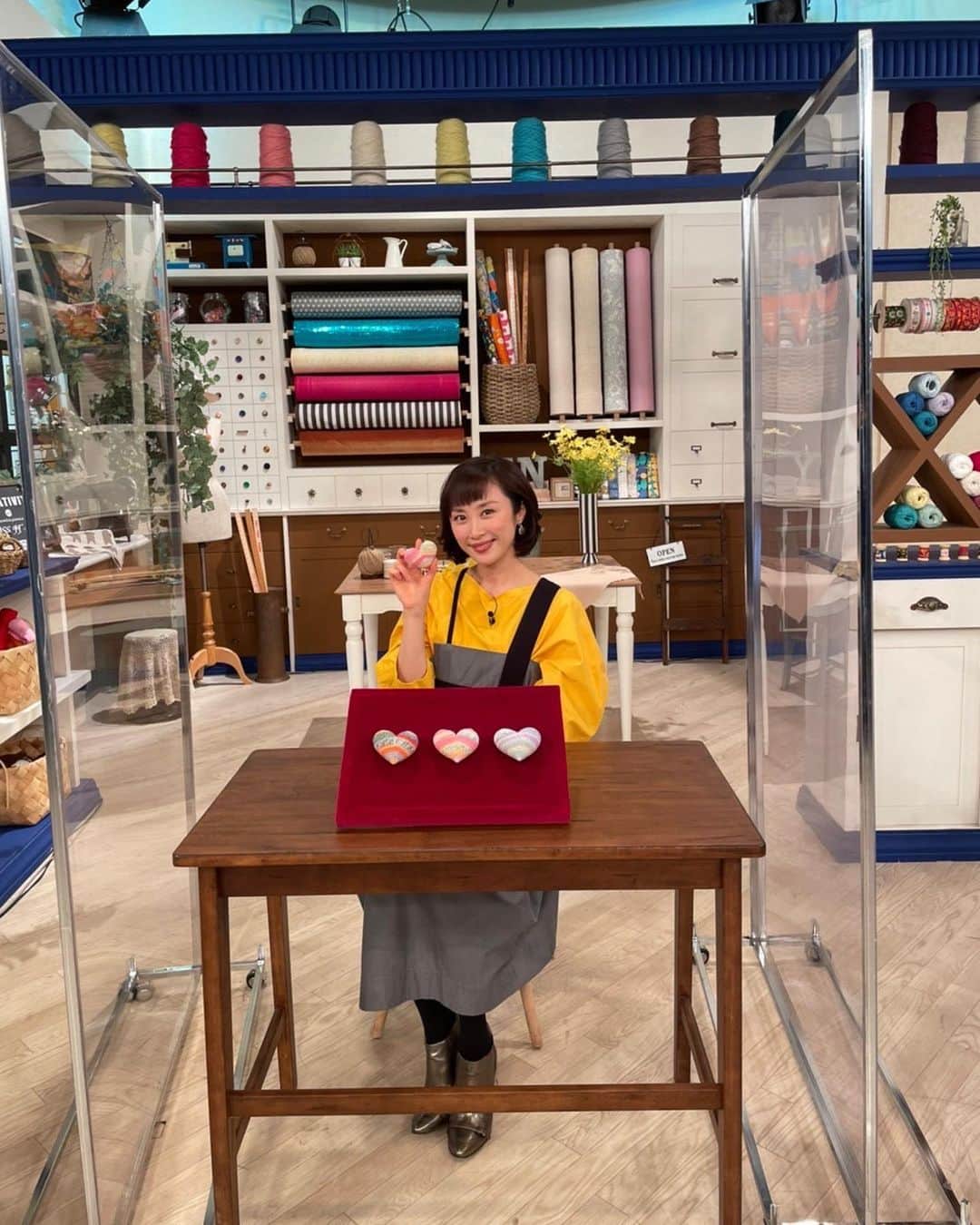山口もえのインスタグラム：「・  「すてきにハンドメイド」📺の収録へ 編み物は高校生以来🧶だったのですが💦 編み始めたらすっかり虜に！！ 楽屋でもずっと編んでいました😊笑 今回はハートのモチーフをかぎ針で作ります♡  衣装がすっかり春物なので 実は身体中にカイロを貼っているっていう…笑 母ちゃん気合いで頑張ってます！！  今週のOA情報です😊  2月1日(火)19:00〜21:00 TBS「笑える！泣ける！動物スクープ100連発」　  2月3日(木)Eテレ 午後0:00〜午後0:25   総合 午後3:10〜午後3:35 NHK-E「趣味の園芸 やさいの時間 選」 　　　　もえのプランター菜園   2月3日(木)21:30〜21:54 NHK-E「すてきにハンドメイド」  お楽しみに！！  #TV#ハンドメイド#かぎ針編み #編み物＃大好き#❤️ ＃調子に乗って良いところ見せようとしたら #失敗した #笑 #人生と似てる」