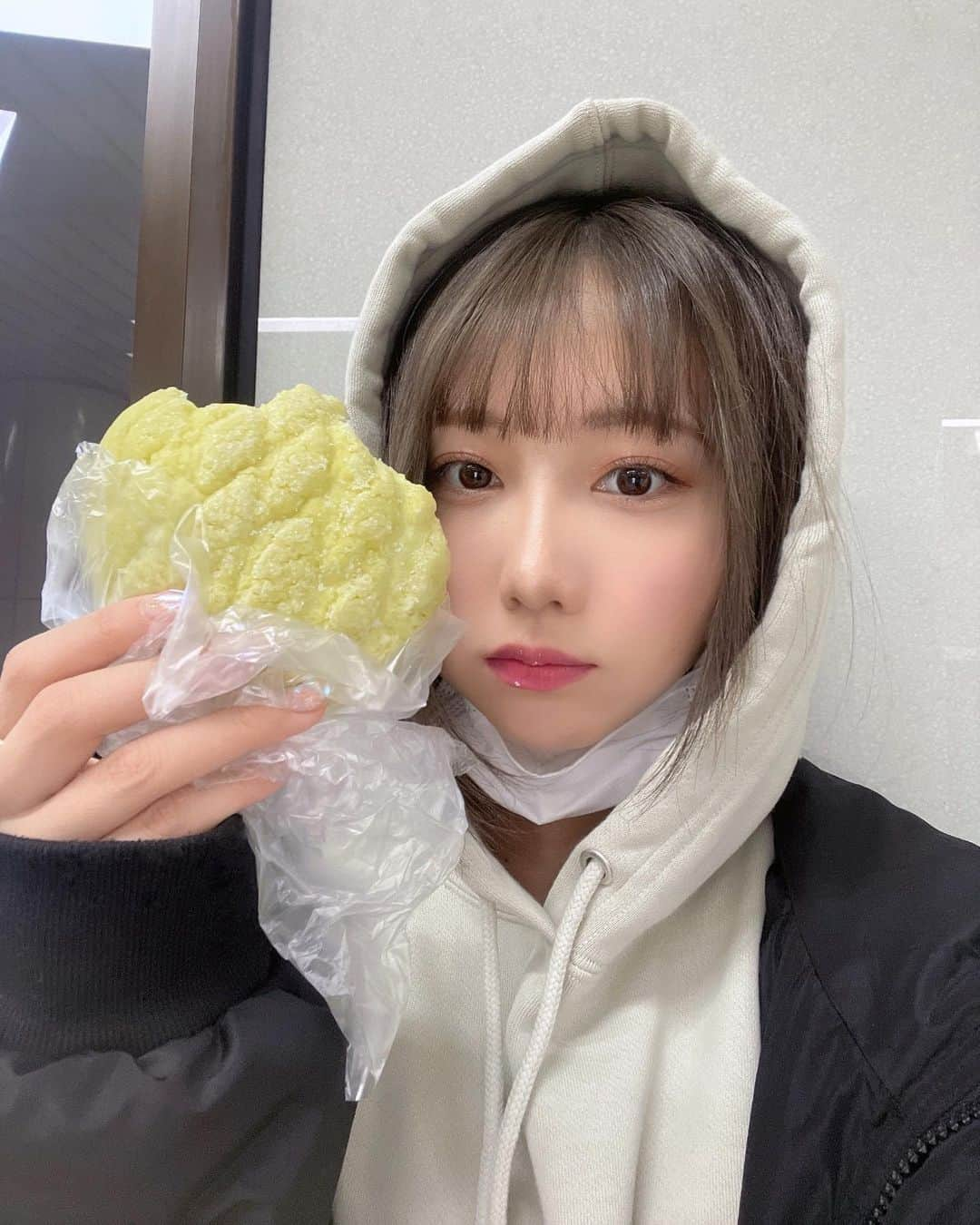 きりたんぽさんのインスタグラム写真 - (きりたんぽInstagram)「お腹すいてたのでメロンパン🍈💭私がパンを自主的に食べるということは東京に雪が降るくらいの珍しさです。でも高校の時食べてた神戸屋の売店があったので買ってみました。それよりもいつまで寒いの？」1月31日 18時01分 - kiritampopopo