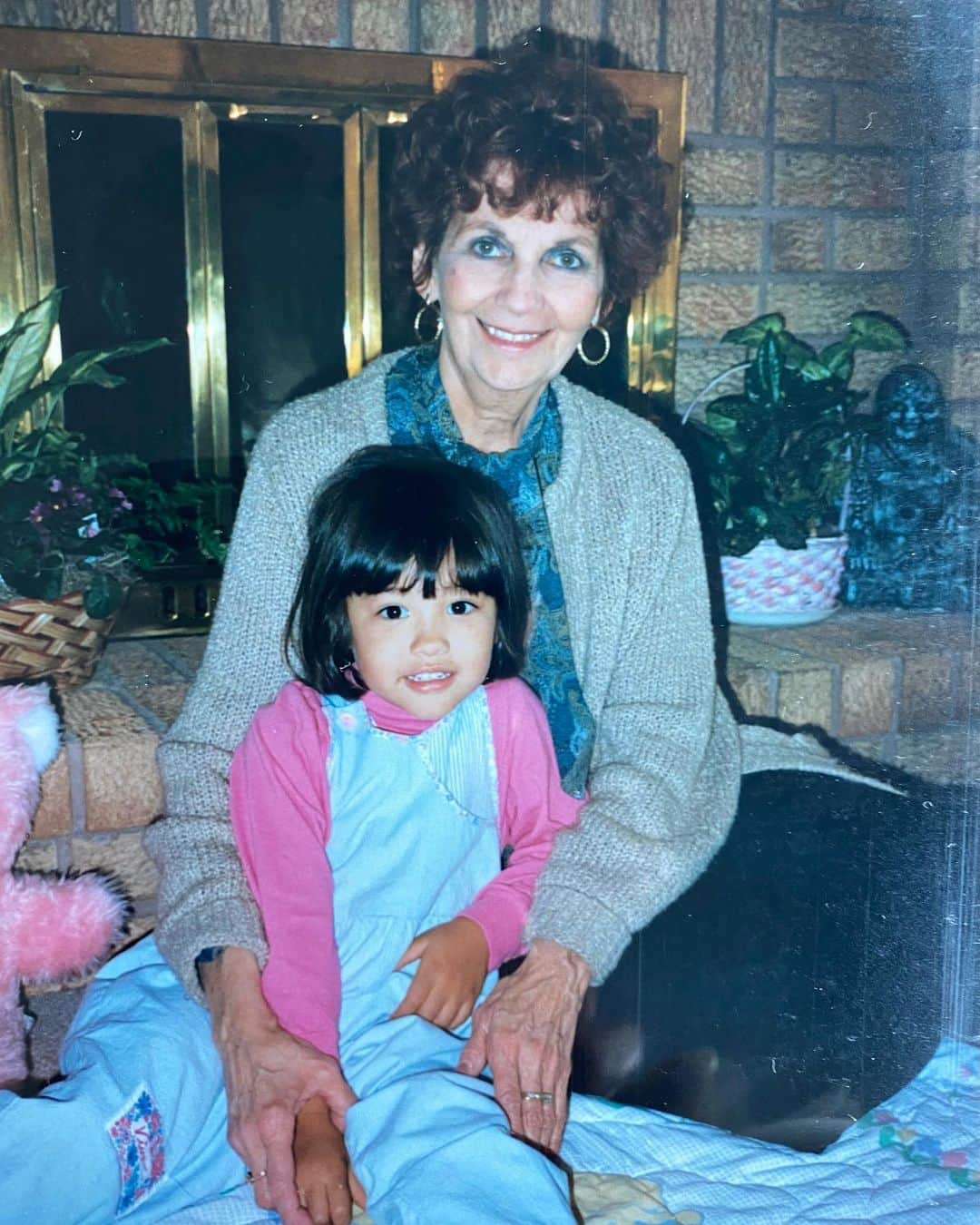 シェイ・ミッチェルのインスタグラム：「I think anyone who knows me knows the relationship I have and have always had with my, “Gram.”  Although inevitable, it would nevertheless be one of the hardest things I would ever have to go through the day she’d pass.   She was and will forever be my best friend. From the imaginary games she would play with me when I was little to picking me up from high school because I was being bullied, to keeping scrapbooks of every article and magazine cover I have ever been in, she was my # 1 cheerleader.   My heart is broken.  Although I feel so grateful to have been able to spend such incredible moments with her and my family over 34 years plus having Atlas also be able to have her own special relationship with her, it’s hard to say that this will ever get easier because right now the pain I feel is excruciating knowing that she is gone.    I really don’t have words and haven’t even called close friends to tell them because a part of me wants to pretend like everything is the same and that I’ve just gone a few days without FaceTiming her. The reality is too much for me right now.     Because I have always shared her with the world I felt like I also needed to share the experience I am going through now which is trying to celebrate her life and the memories we have had with smiles in between the grieving.     If you’re so lucky to still have your grandparents around, do me a favor and call them just to say hi, because you never know when it will be the last time. ❤️   I love you Gram. And I know you’re looking down on me with a drink in hand.」