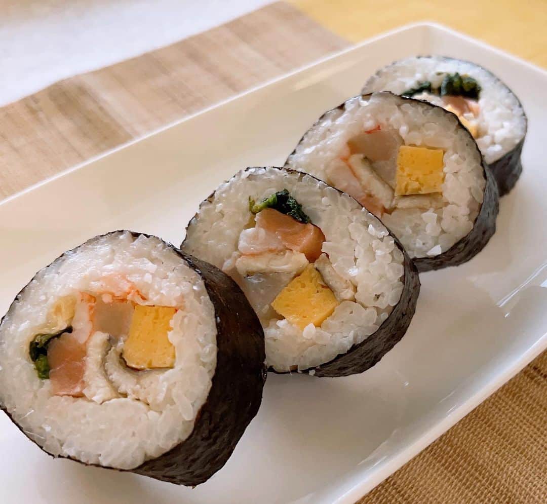 水谷雅子さんのインスタグラム写真 - (水谷雅子Instagram)「早いものでもうすぐ2月。 「鬼は外、福は内」節分ですよね。👹 一足お先に恵方巻きいただきま〜す。😋💕 #晩御飯#お家ごはん #dinner  #恵方巻き #5種類のぜいたく海鮮寿司 #さばのみりん干し #小魚のすり身でお吸い物 #ハートのカレーコロッケ #エスエルクリエーションズ #安心安全な食材#お取り寄せ #slcreationsのある暮らし #slcreations #冷凍食品#宅配冷凍食品#品質こだわり #無添加#z's-menu #水谷雅子#水谷雅子beautybook50の私 @slcreations_official」1月31日 11時12分 - mizutanimasako