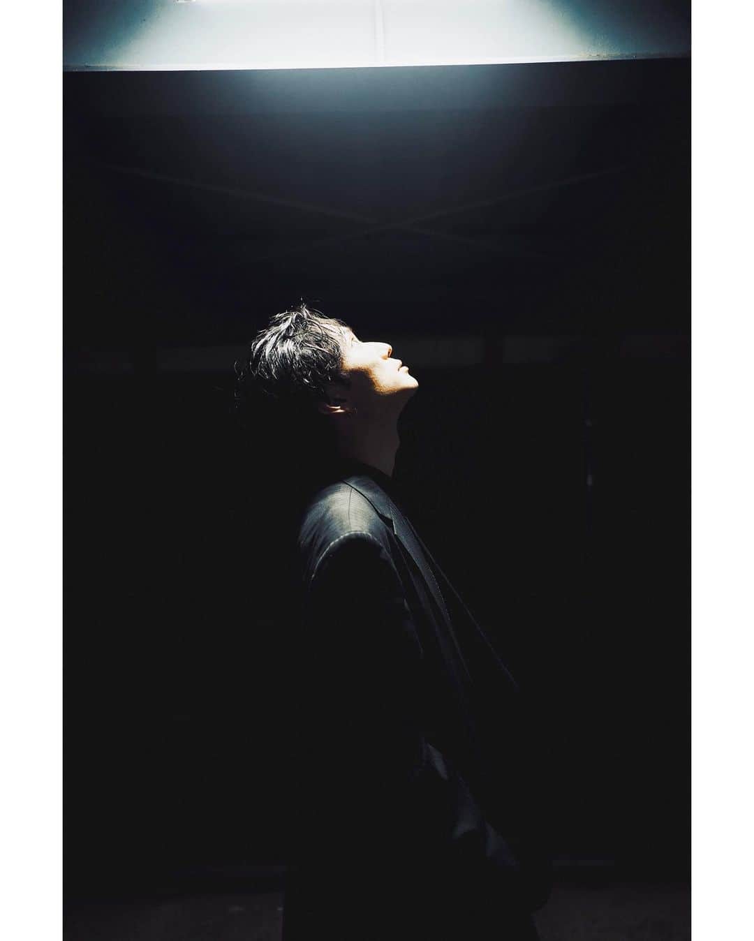 日向野祥のインスタグラム：「先日の撮影にて お洒落な場所発見  #ピンスポ #撮影 #shoot #モデル #ブラックコーデ #光と闇 #幻想 #日向野祥」