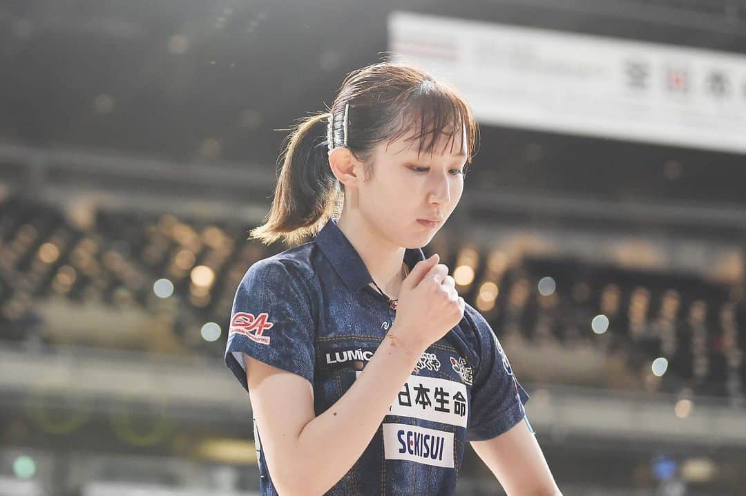 早田ひなのインスタグラム：「＊  全日本選手権では沢山の応援ありがとうございました！  このような状況の中試合が開催され、大会運営者の方、ボランティアスタッフの方に感謝いたします。  今大会は3種目出させていただき、シングルス準優勝、女子ダブルス、ミックスダブルス優勝という結果でした🐣💛  嬉しい気持ちもありますが悔しい気持ちでいっぱいです。 最後の1つのヤマを越える難しさ、調整力、技術力、精度などまだまだ沢山の課題があるなと痛感しました。 もっともっと進化できるよう頑張ります💪  有観客での試合楽しかったです！ありがとうございました💖  Photo:Itaru Chibaさん   #全日本  #BEAMS」
