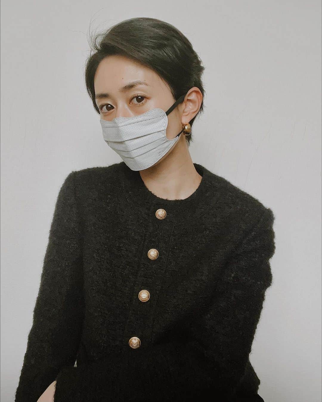 神山まりあさんのインスタグラム写真 - (神山まりあInstagram)「最近のマスクは @d.masque ばかり。  フェイスラインが綺麗に見えてお気に入りの不織布マスク🤍  クラシックなコーデに合うグレー&ブラックのマスク、ヘビロテ🖤🤍🖤🤍  #thanksdmasque」1月31日 12時19分 - mariakamiyama