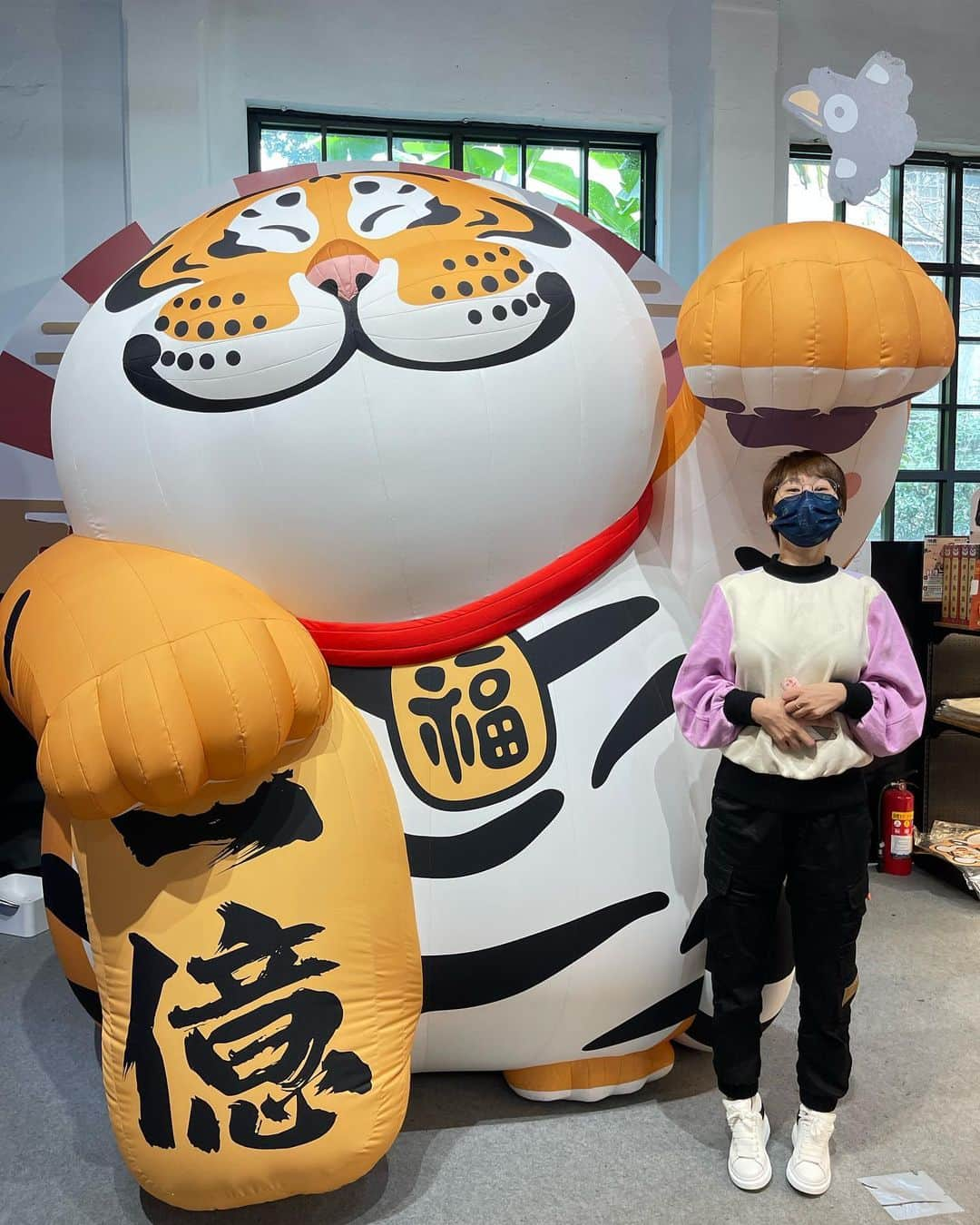 チョン・ジャーチーのインスタグラム：「Happy Chinese New Year 🧧  Year of the tiger 🐅 祝大家虎年大吉大利， 虎年虎虎生威，虎年快樂安康！ Love you all 😘」