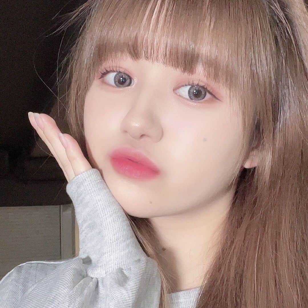 りんぴぴのインスタグラム：「❤︎  ずっと気になってたR Beauty CLINIC @r_beauty.clinic に来たよお🥺💖💖 前々から毛穴やニキビ跡が気になってたのでダーマペンをお願いしました〜！！！🤍  ダーマペンは髪の毛よりも極細の針を真皮層まで通して肌が回復する力を高めてくれる治療だよ😻麻酔クリームを塗ってから施術するから痛そうに見えるけど痛くないの🎶  今回お願いしたりぃ先生 @dr.risakotomita は二重整形で有名な先生なので気になる子はチェックしてみてね🙆🏻‍♀️◎  R Beauty CLINIC は同じフロアにメンズ専用の美容クリニックもあるからぜひそっちもチェックしてみてねっ👦🏻♡→ @rbeautyclinic_mens   #RBeautyClinic #りぃ先生 #美容外科 #ダーマペン #富田莉沙子 #肌ケア」